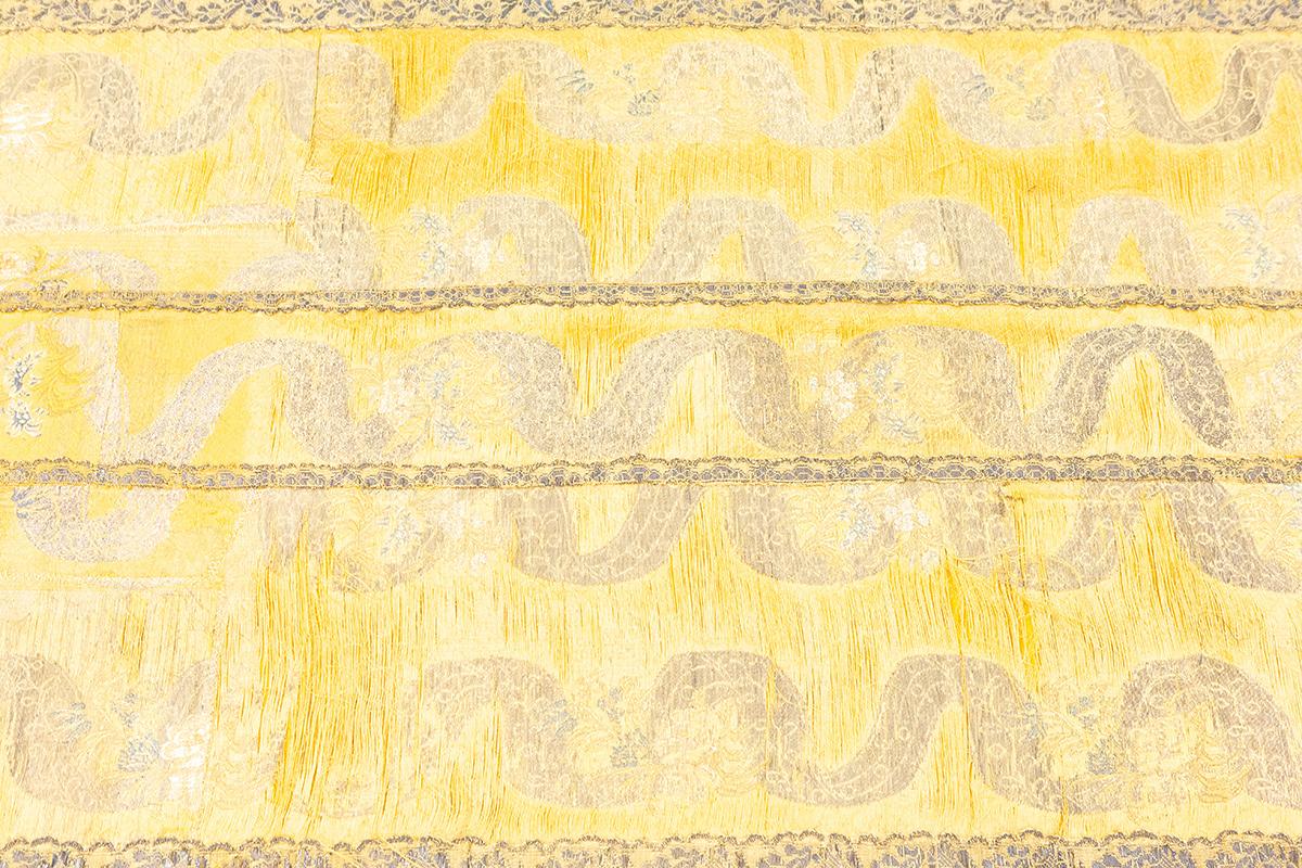 19th Century Chinese Imperial Kesi Panel in Silk and Metal – 187 × 63 cm
An exquisite Chinese Imperial kesi weaving, measuring 187 × 63 cm, masterfully crafted in silk and metal thread during the Qing Dynasty, 19th century. Kesi (meaning 