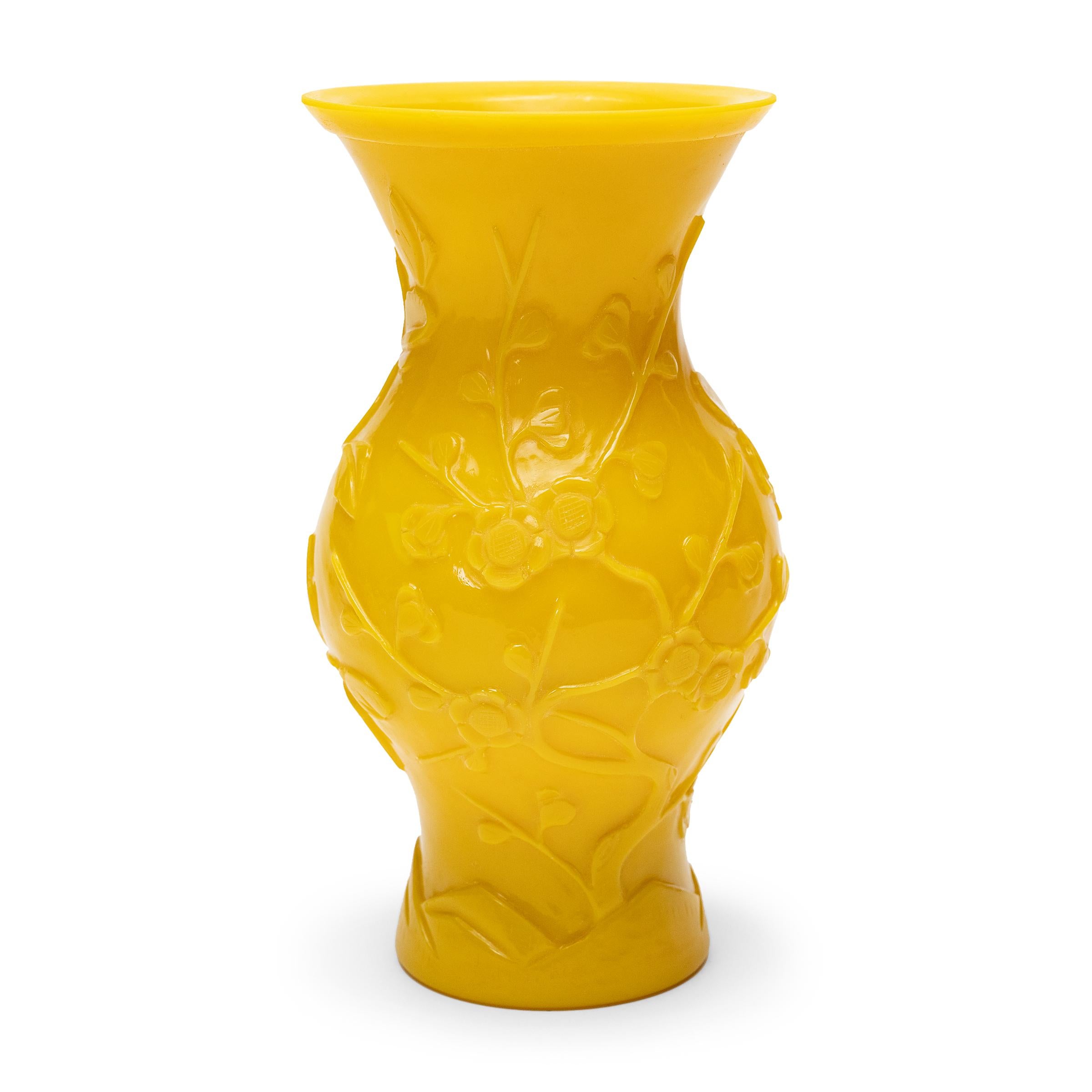 Vase impérial chinois en verre jaune de Pékin, vers 1900 Bon état - En vente à Chicago, IL