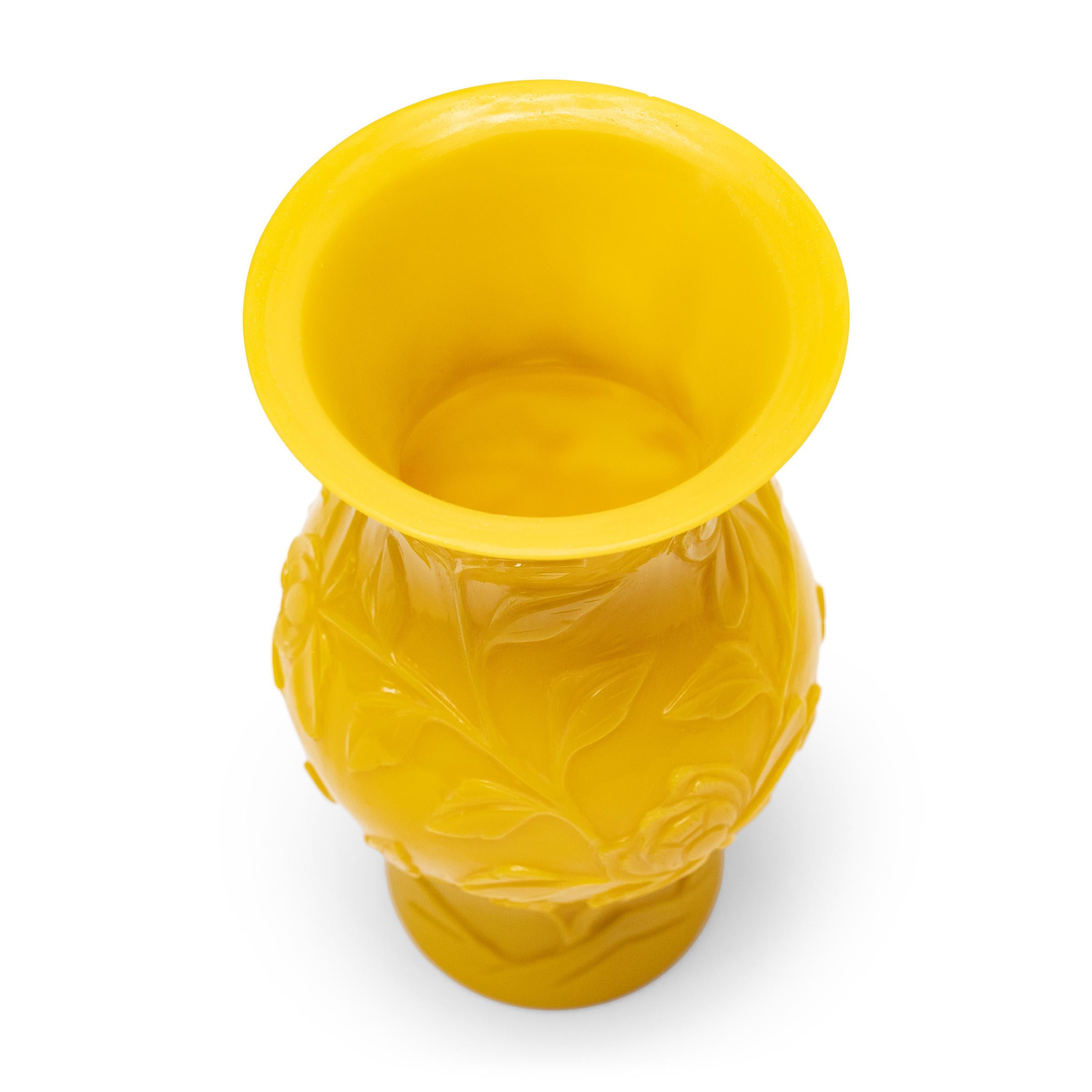 Verre d'art Vase impérial chinois en verre jaune de Pékin, vers 1900 en vente