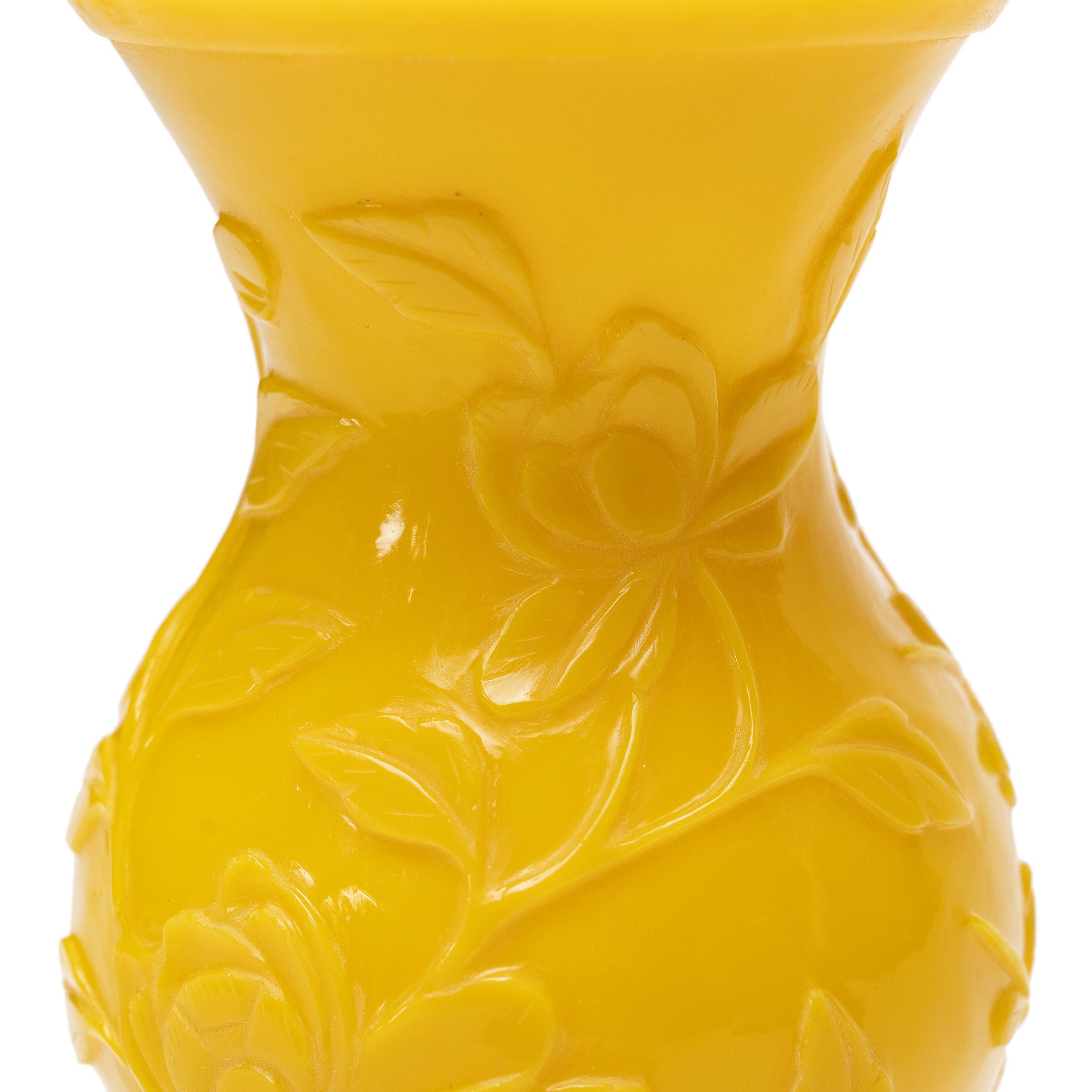 Vase impérial chinois en verre jaune de Pékin, vers 1900 en vente 1