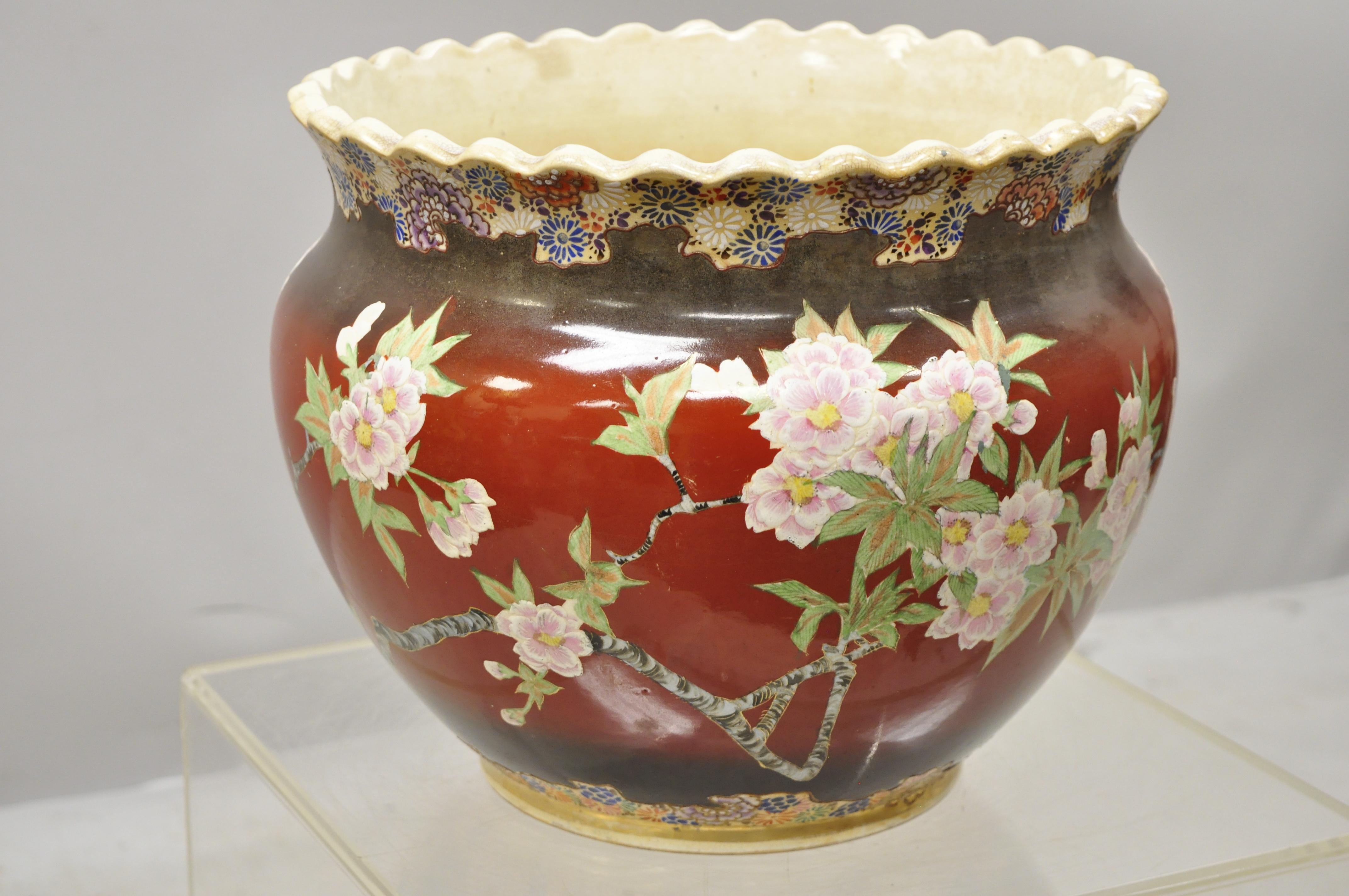 Chinese import pink Famille rose medallion bulbous jardinière planter vase. Item features hand painted flowers, shaped/scalloped rim, bulbous form, very nice antique item, circa early 20th century. Measurements: 12