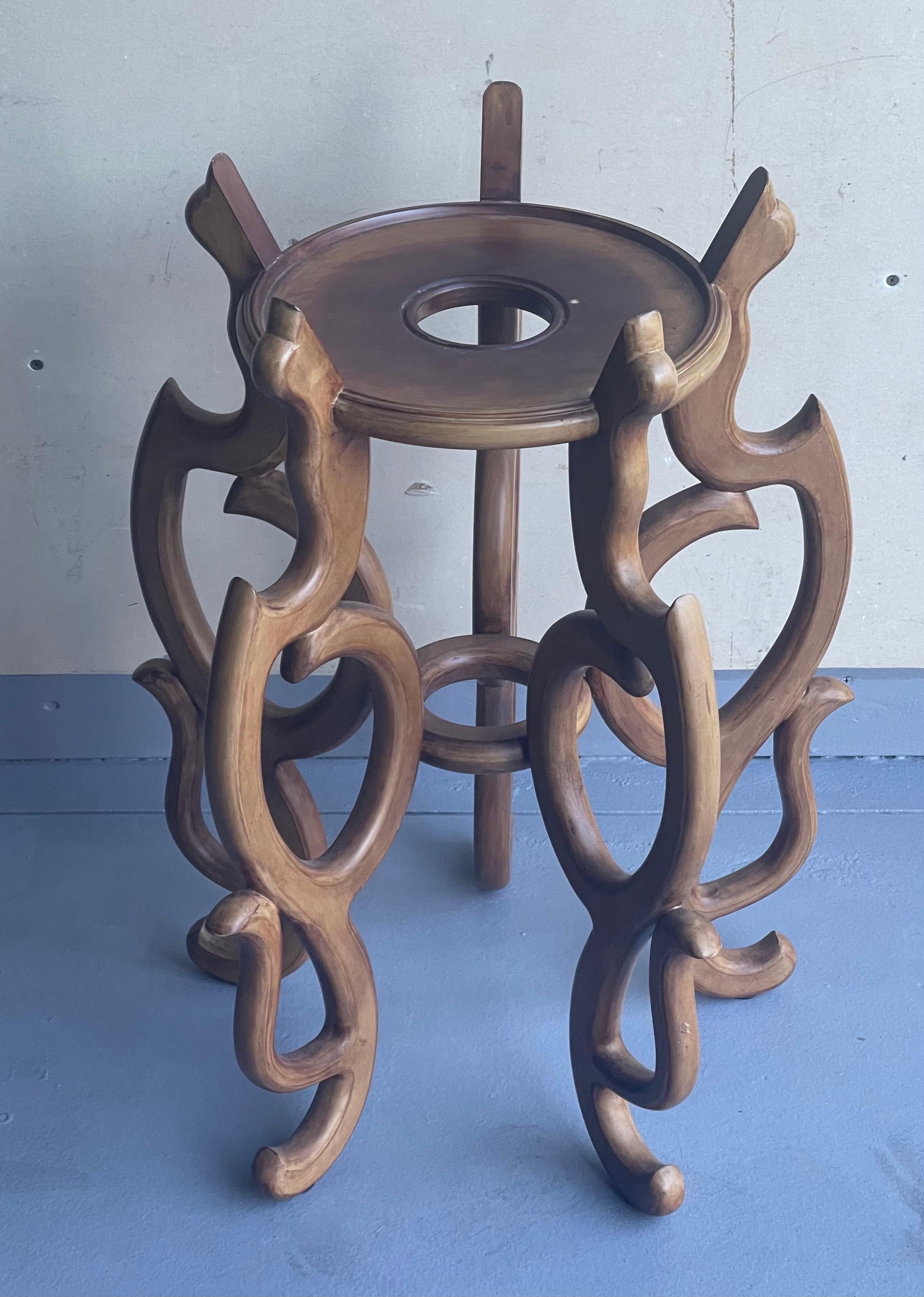 A very nice Chinese import style wooden plant stand, circa first half of 20th century. The stand is in very good vintage condition and measures 18