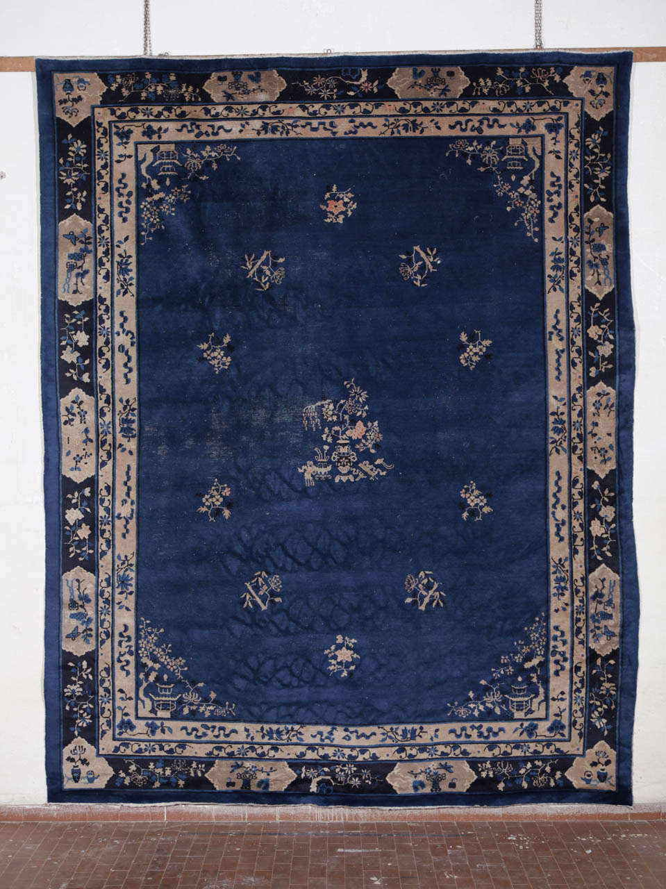 A fine early 20th century Indigo blue peking rug.
Measures: cm 350 x 280.