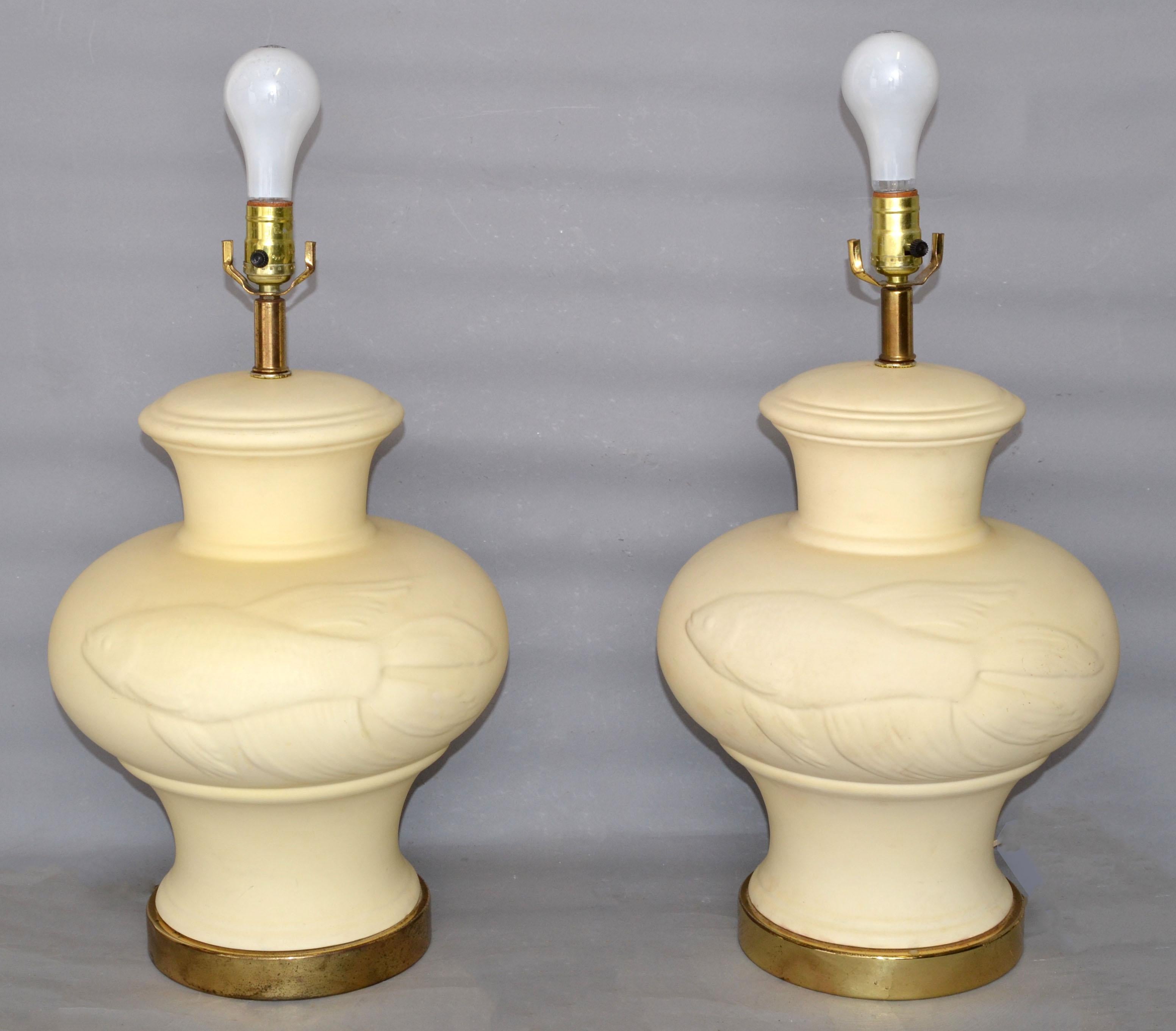 Asiatique Paire de lampes de bureau en céramique et laiton d'inspiration chinoise beige avec motif poisson koï, 1970 en vente