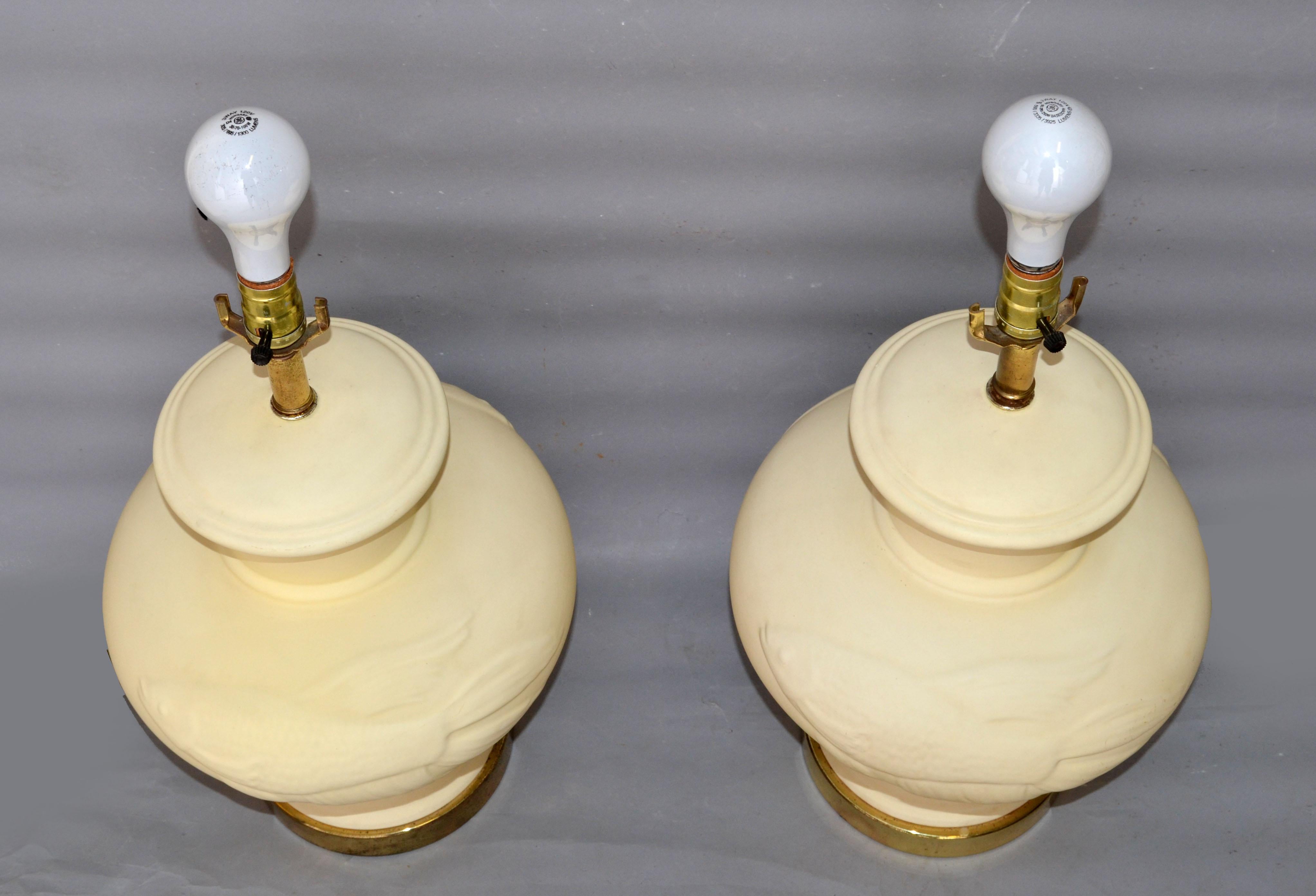 Fait main Paire de lampes de bureau en céramique et laiton d'inspiration chinoise beige avec motif poisson koï, 1970 en vente