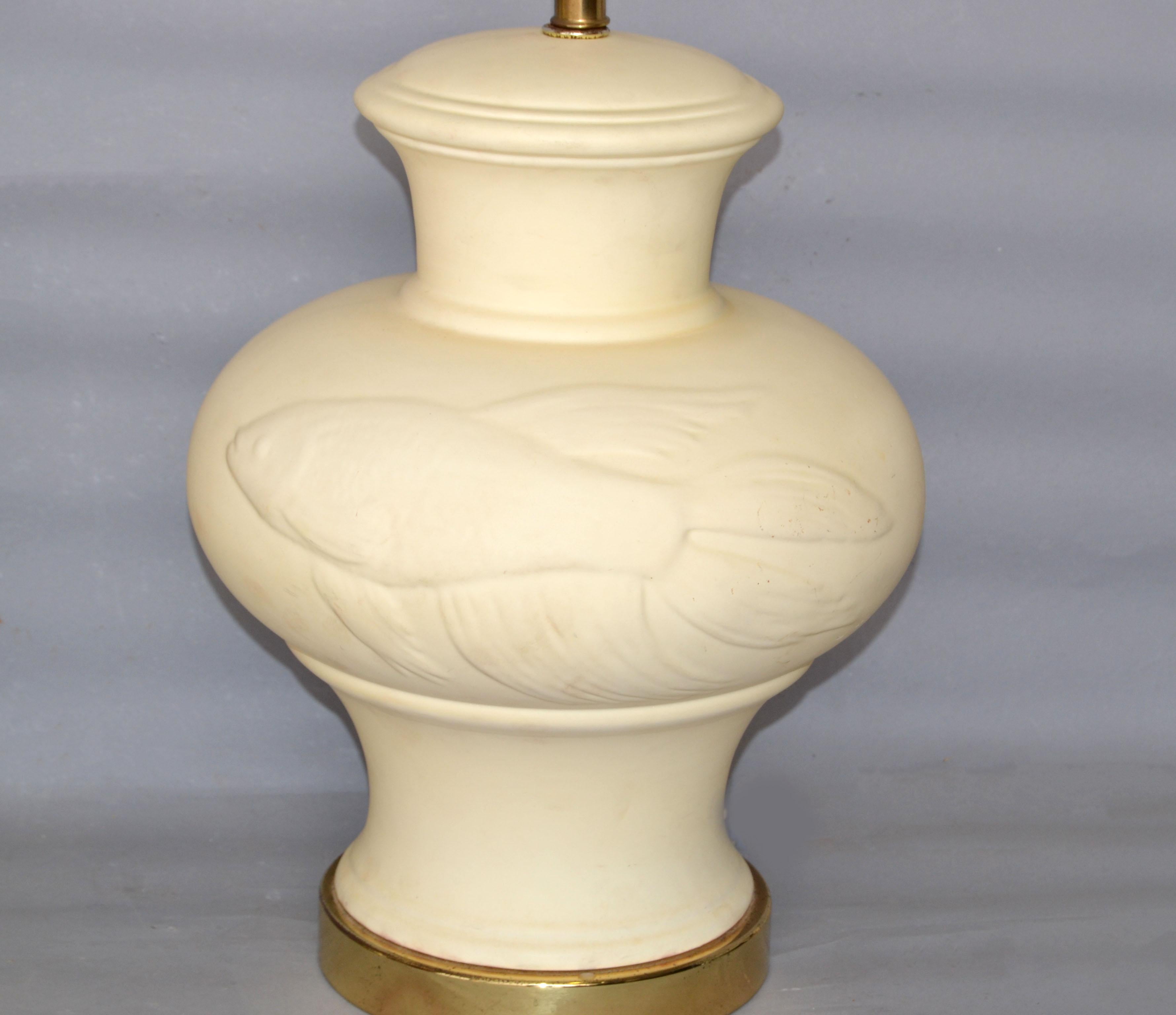 Laiton Paire de lampes de bureau en céramique et laiton d'inspiration chinoise beige avec motif poisson koï, 1970 en vente