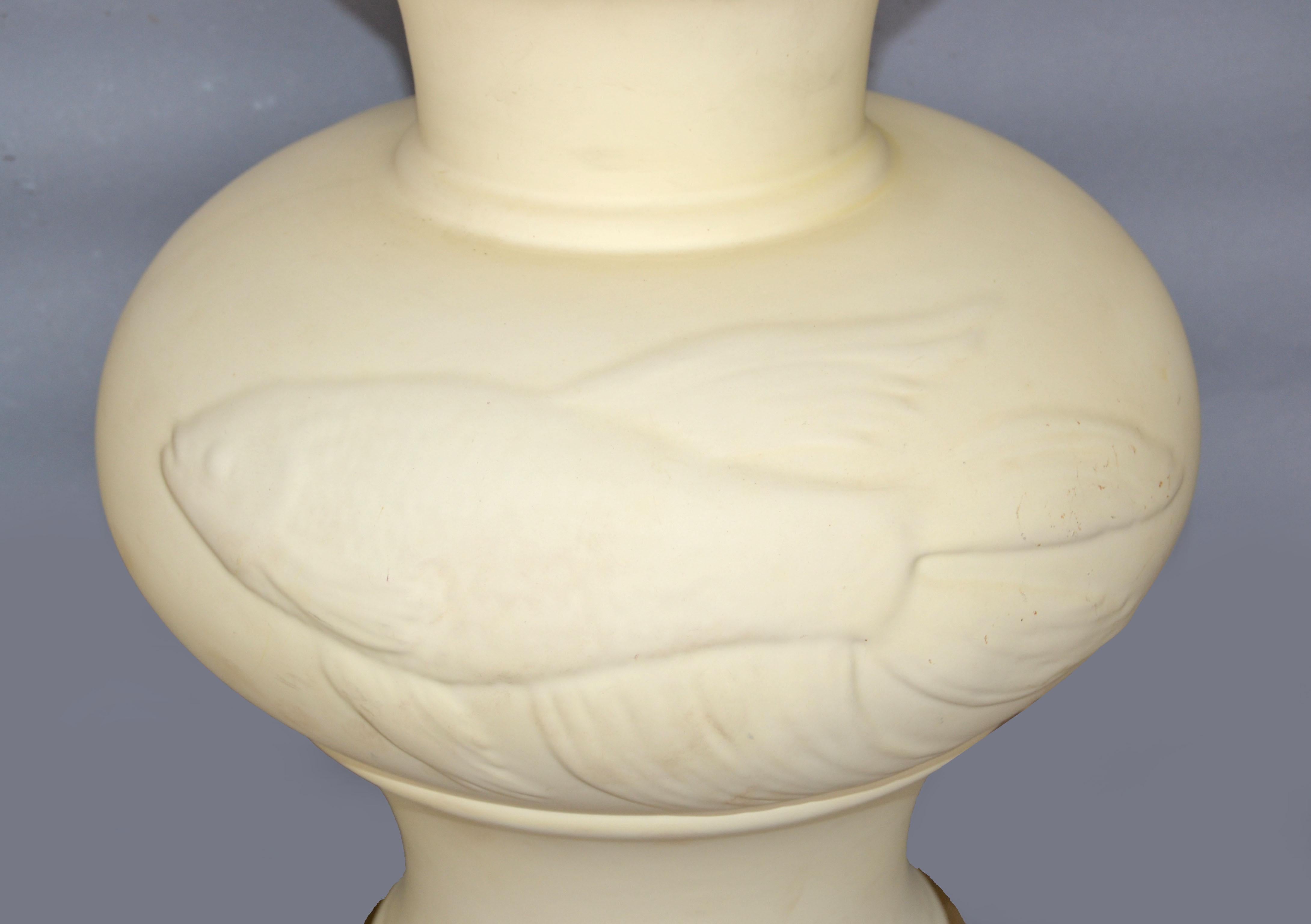 Paire de lampes de bureau en céramique et laiton d'inspiration chinoise beige avec motif poisson koï, 1970 en vente 1