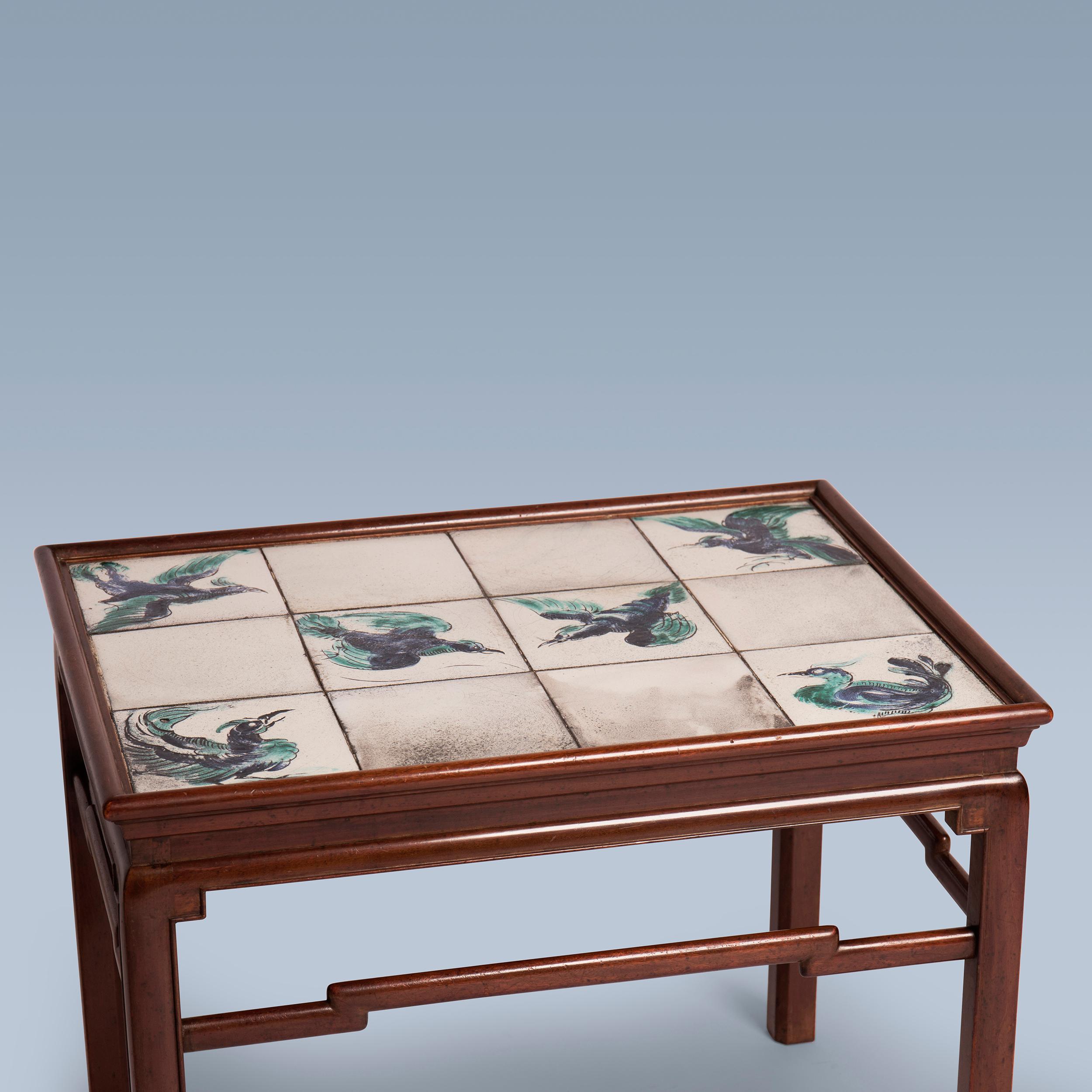 Scandinave moderne Table basse d'inspiration chinoise en acajou avec carreaux aux nuances blanches, vertes et bleues en vente