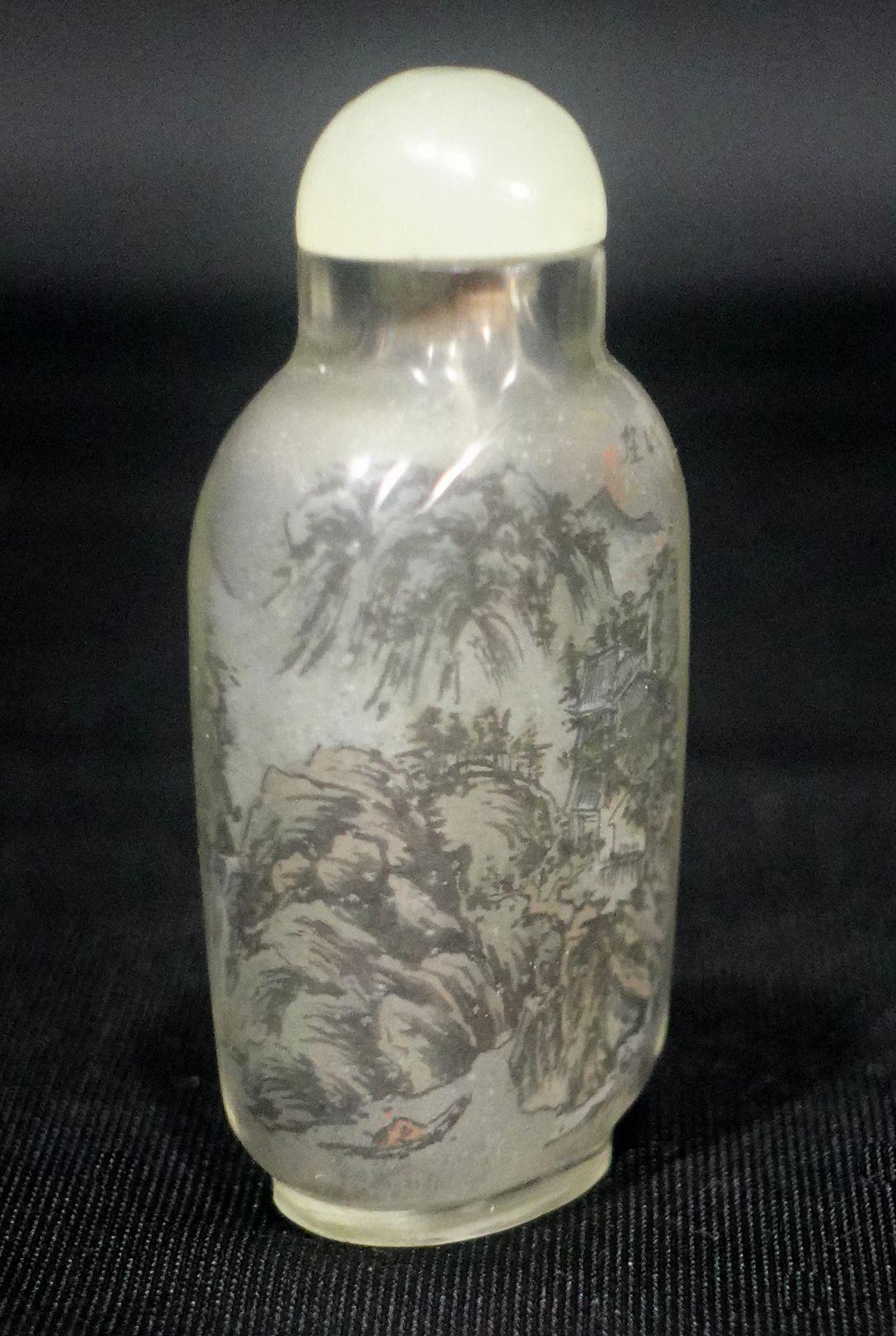 Chinesische Schnupftabakflasche aus Glas mit Innenbemalung, signiert, 19. Jahrhundert, sehr gut bemalte Innenseite des Glases mit Darstellung einer Landschaft auf beiden Seiten in Farben.

 