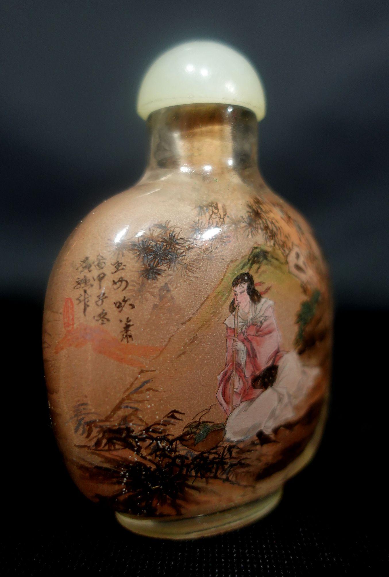 Chinesische Schnupftabakflasche aus Glas mit Innenbemalung, signiert mit Kalligraphie, um 1864, sehr gut bemalte Innenseite des Glases mit Figuren und Landschaftsdarstellung auf beiden Seiten in Farben.

 