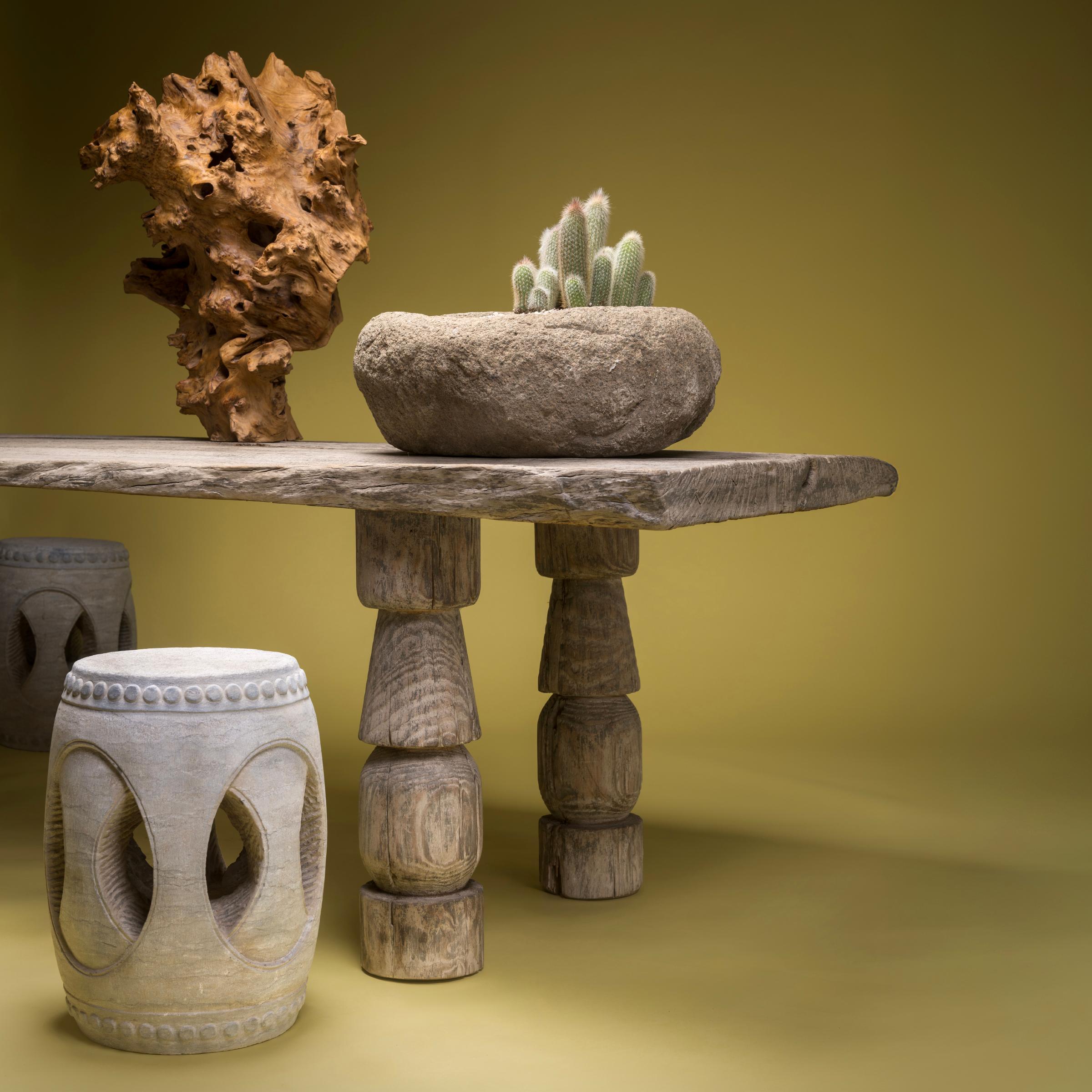 Solche trommelförmigen Hocker wurden traditionell in Gärten und Freiluftpavillons verwendet, in denen Gelehrte der Oberschicht lasen, schrieben, sich zu Diskussionen trafen und ganz allgemein ihre inneren Gefühle entwickelten. Dieses zeitgenössische