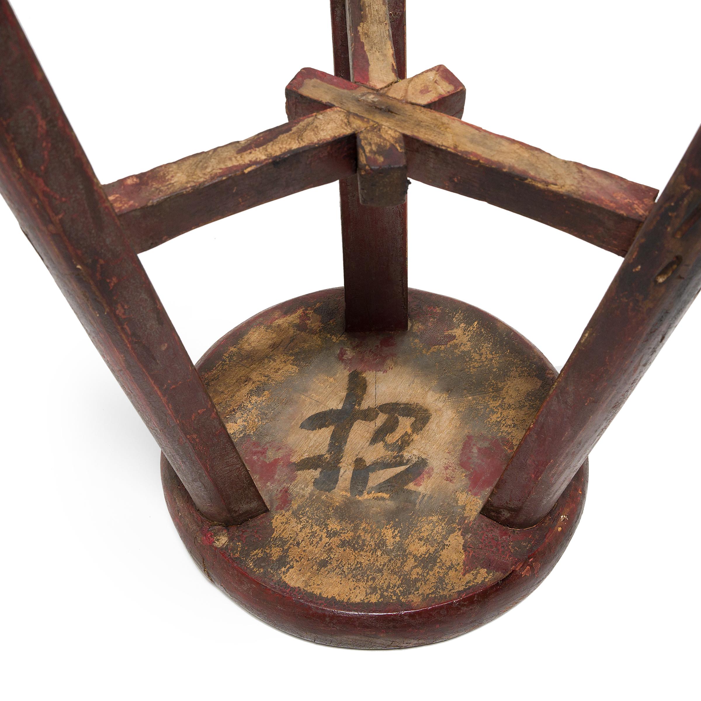 Laqué Tabouret chinois à trois pieds enchevêtrés, c. 1900 en vente