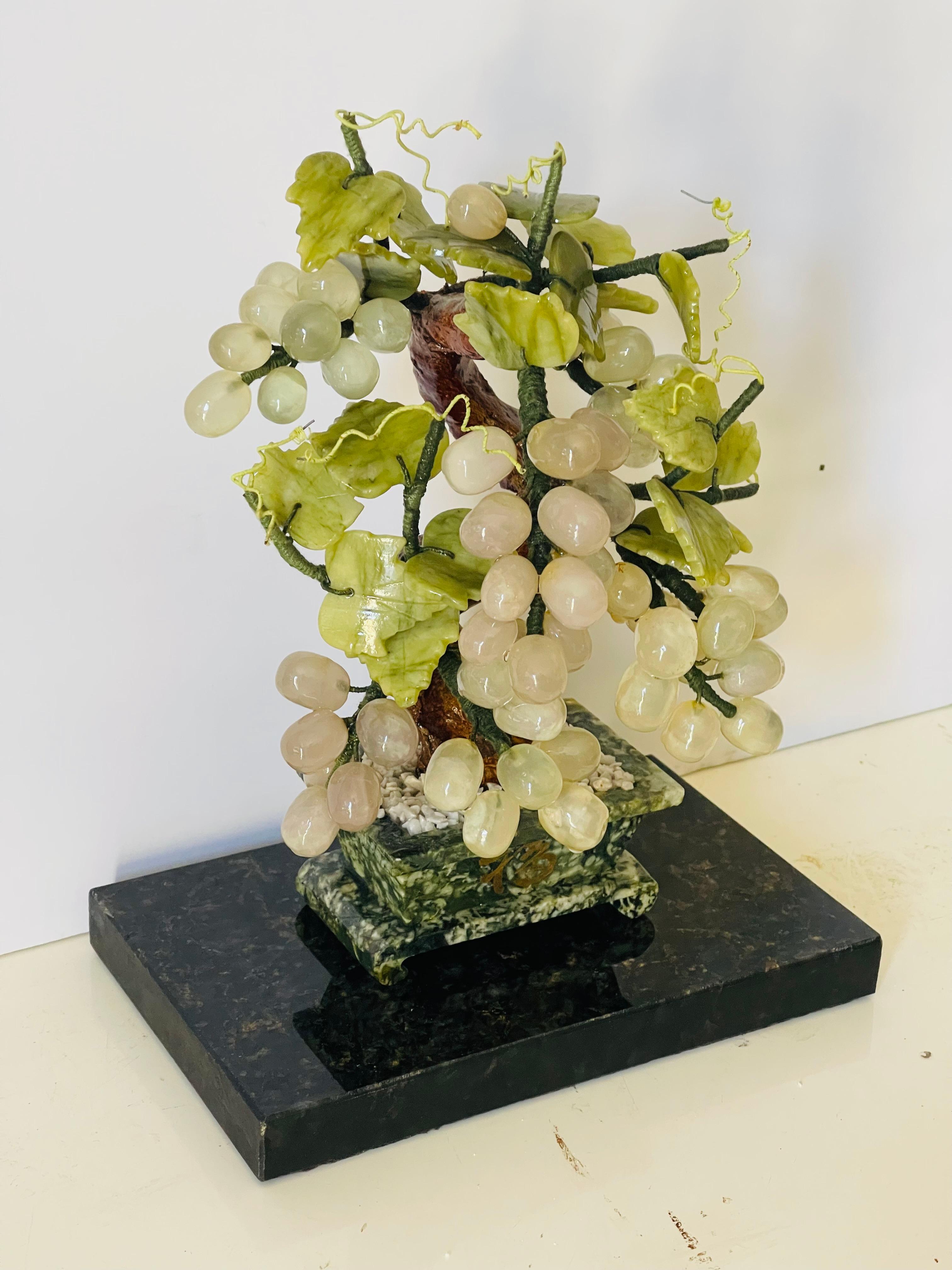 Escultura única de Jade de vid de uva en espinaca Jarrón de Jade con uvas de jadeíta Tallado a mano en China. Escultura sobre soporte de mármol verde. Artesanía excepcional. De una colección privada de Florida.