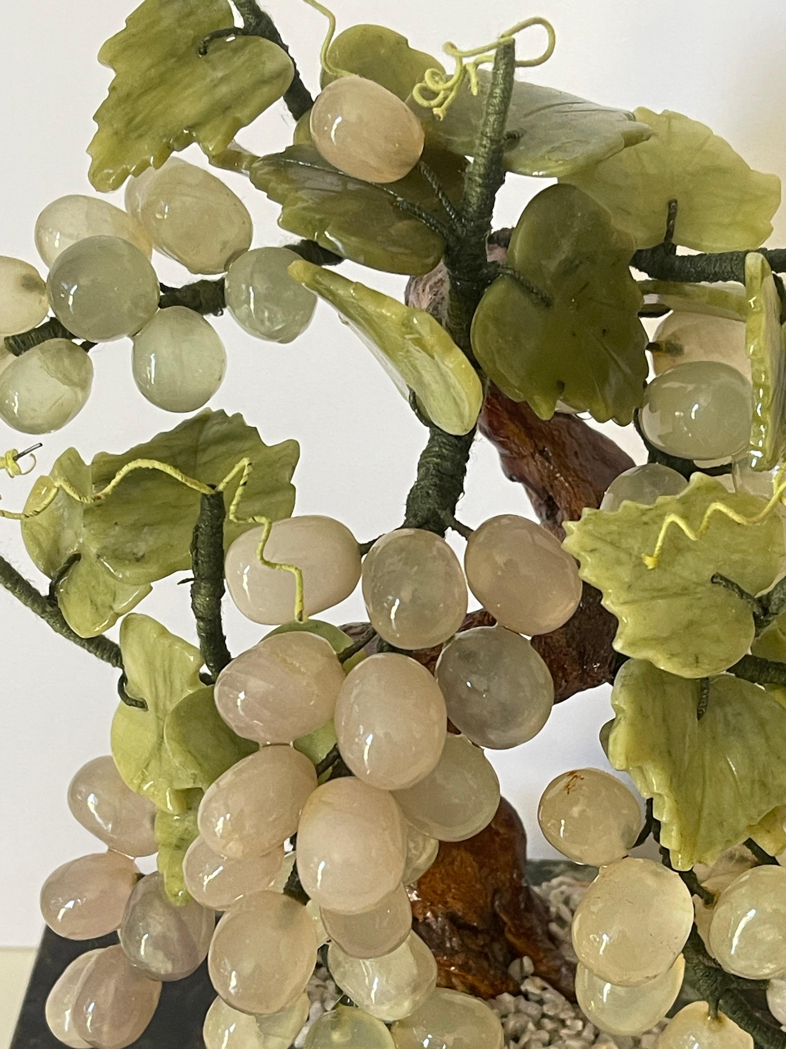 Vid china de jade y jadeíta sobre soporte Tallado a mano en venta