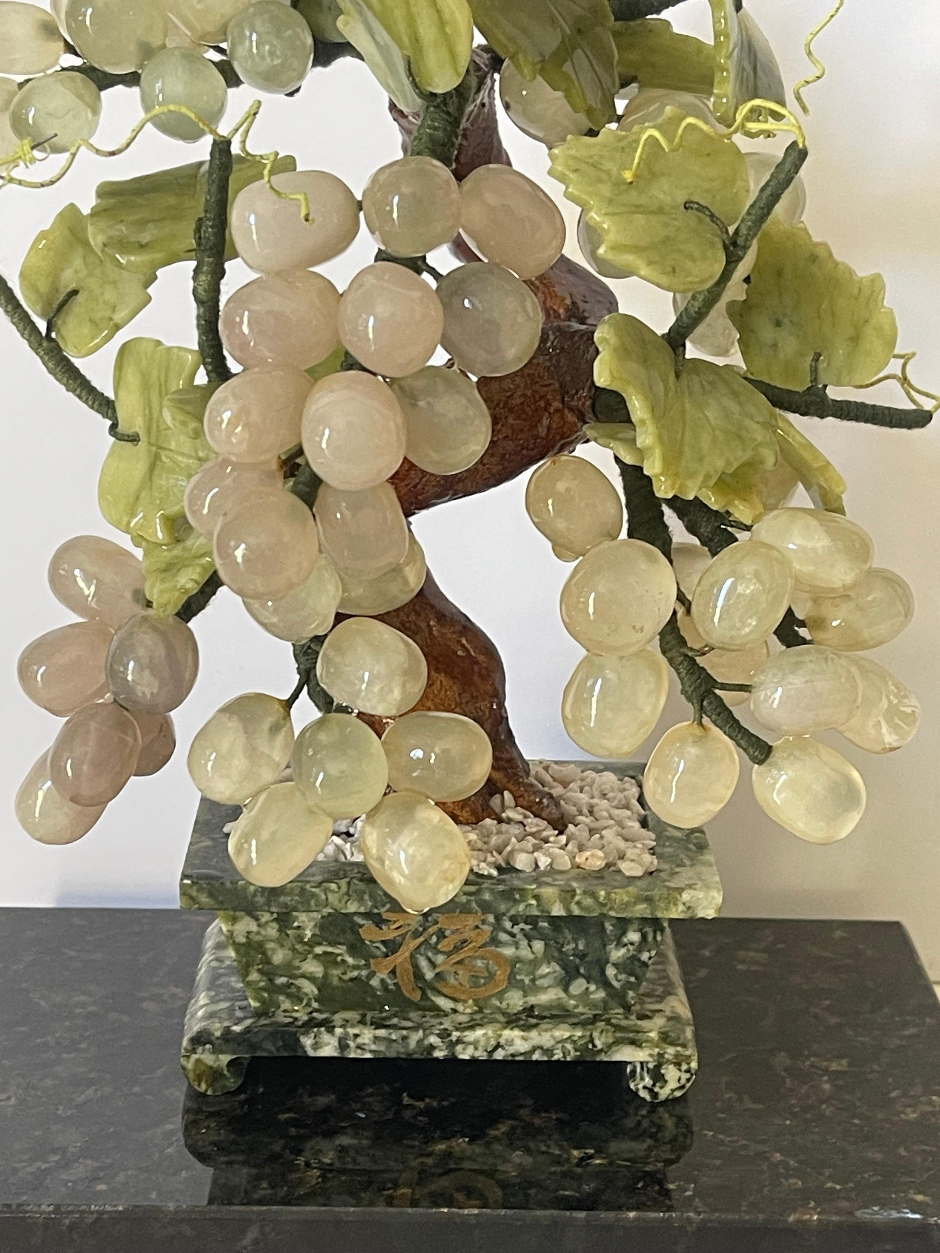 Vid china de jade y jadeíta sobre soporte en Bueno estado para la venta en Boca Raton, FL