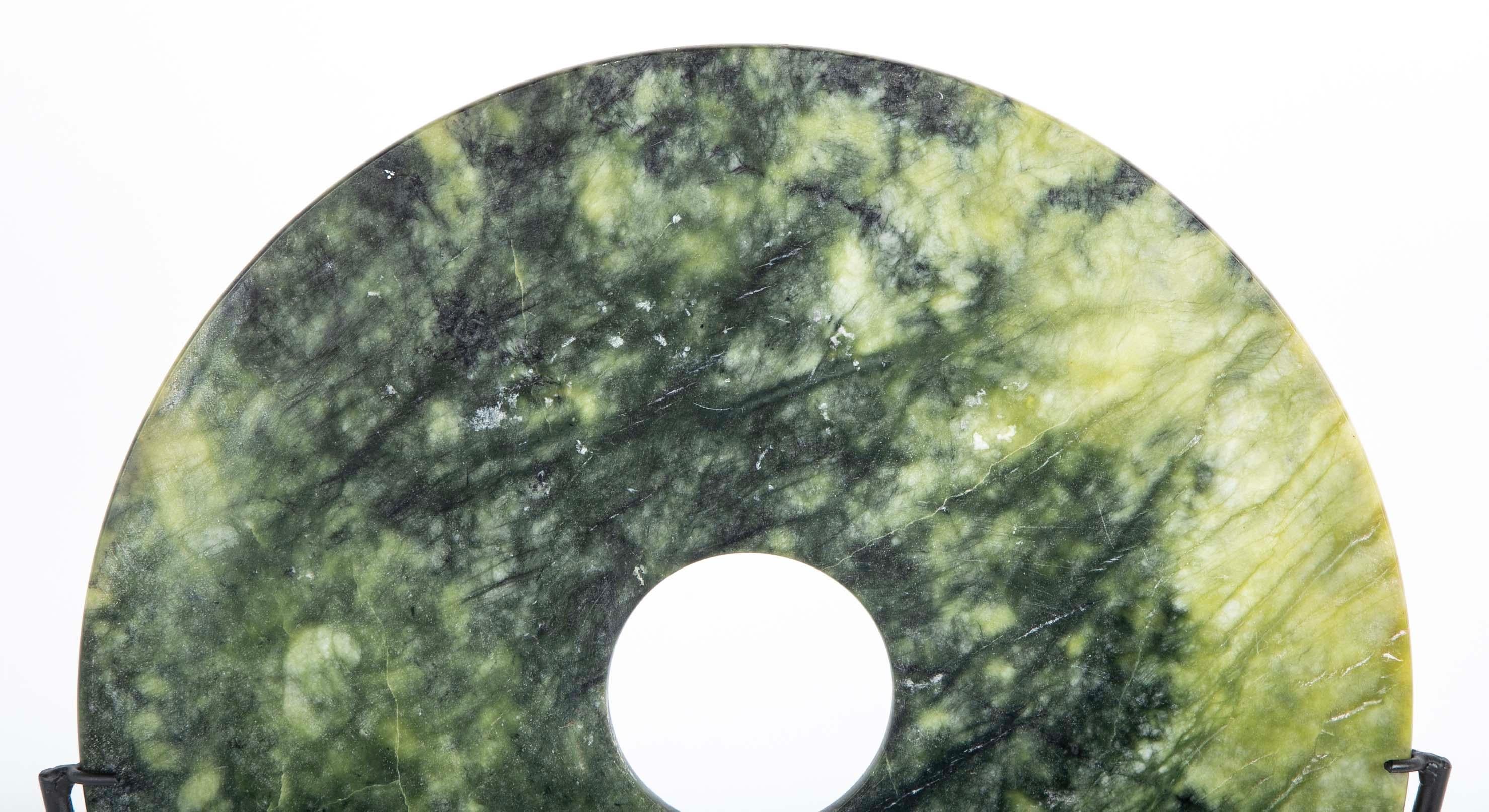 Sculpté à la main Chinese Jade Bi Disc On Custom Steel Base, Sarge Scale en vente