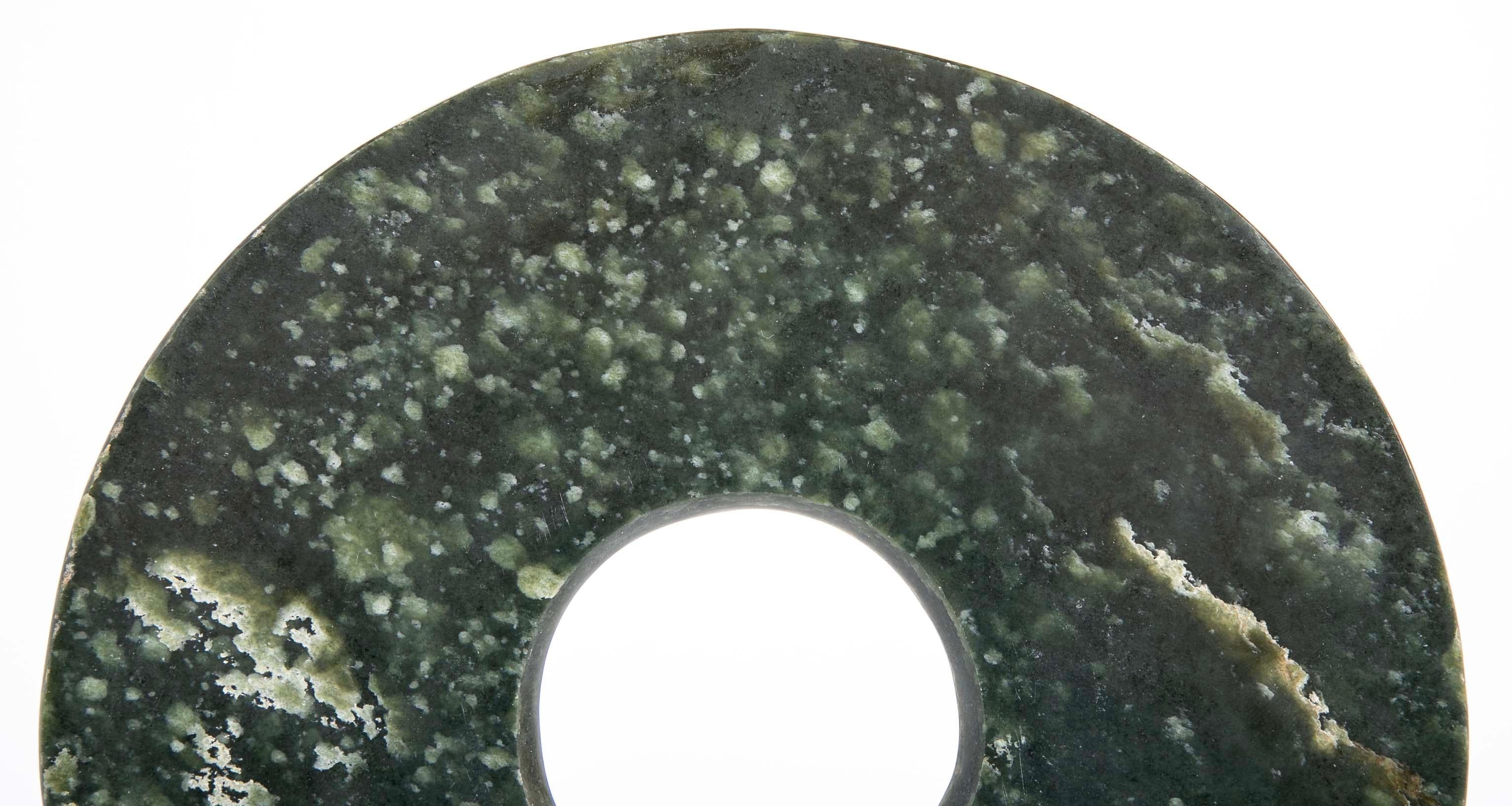 Sculpté à la main Bi-disque en jade chinois sur support en acier personnalisé en vente