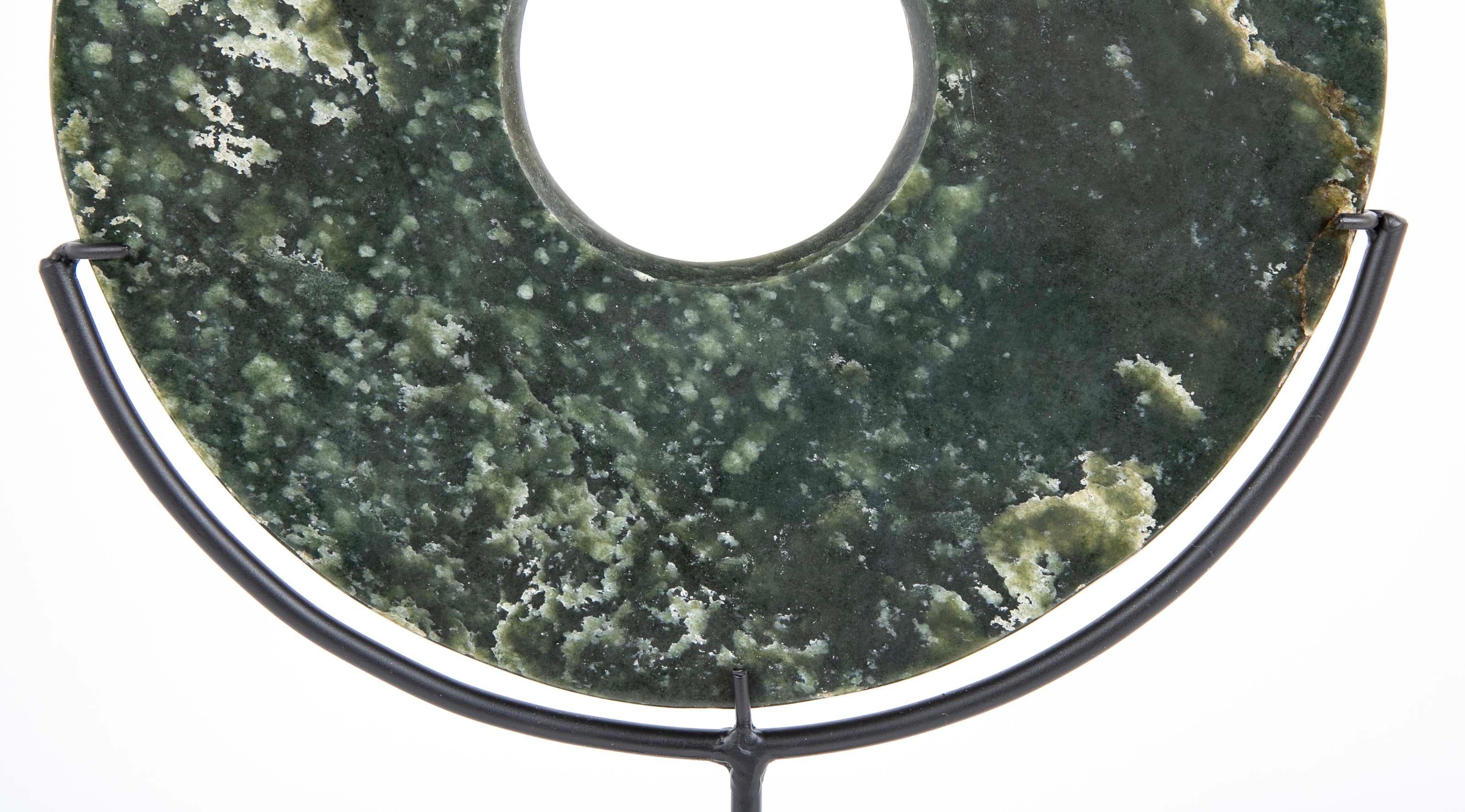Bi-disque en jade chinois sur support en acier personnalisé Bon état - En vente à Stamford, CT