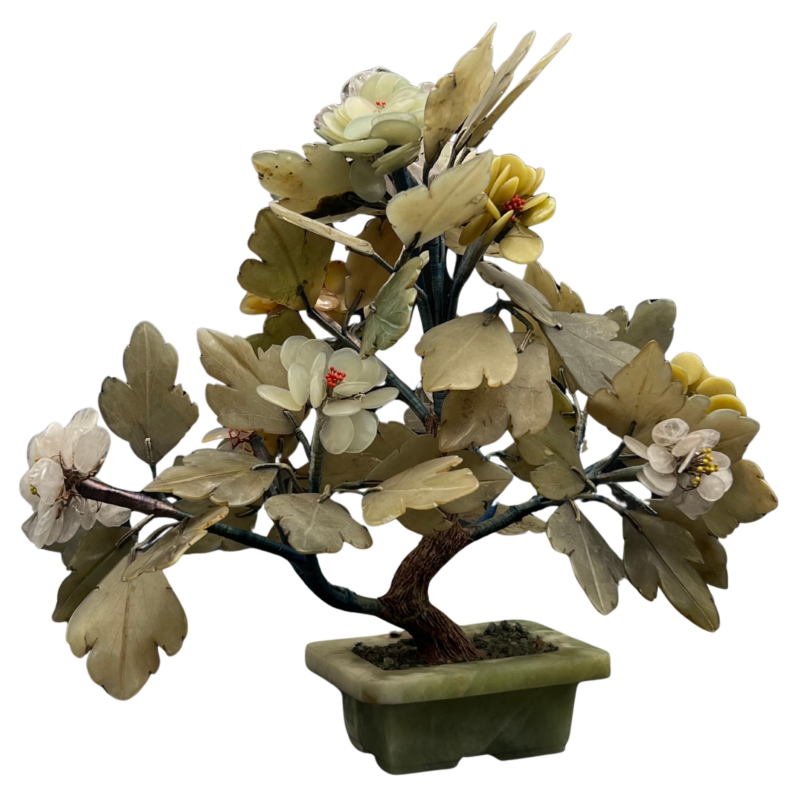 Uno de un par nº 1 - Impresionante árbol/flor bonsái artesanal chino de jade blanco y verde/gris blanco y verde (para las hojas) y ágata/piedra dura (para las partes rosas y amarillas de las flores), con una maceta de jade artesanal. De la primera