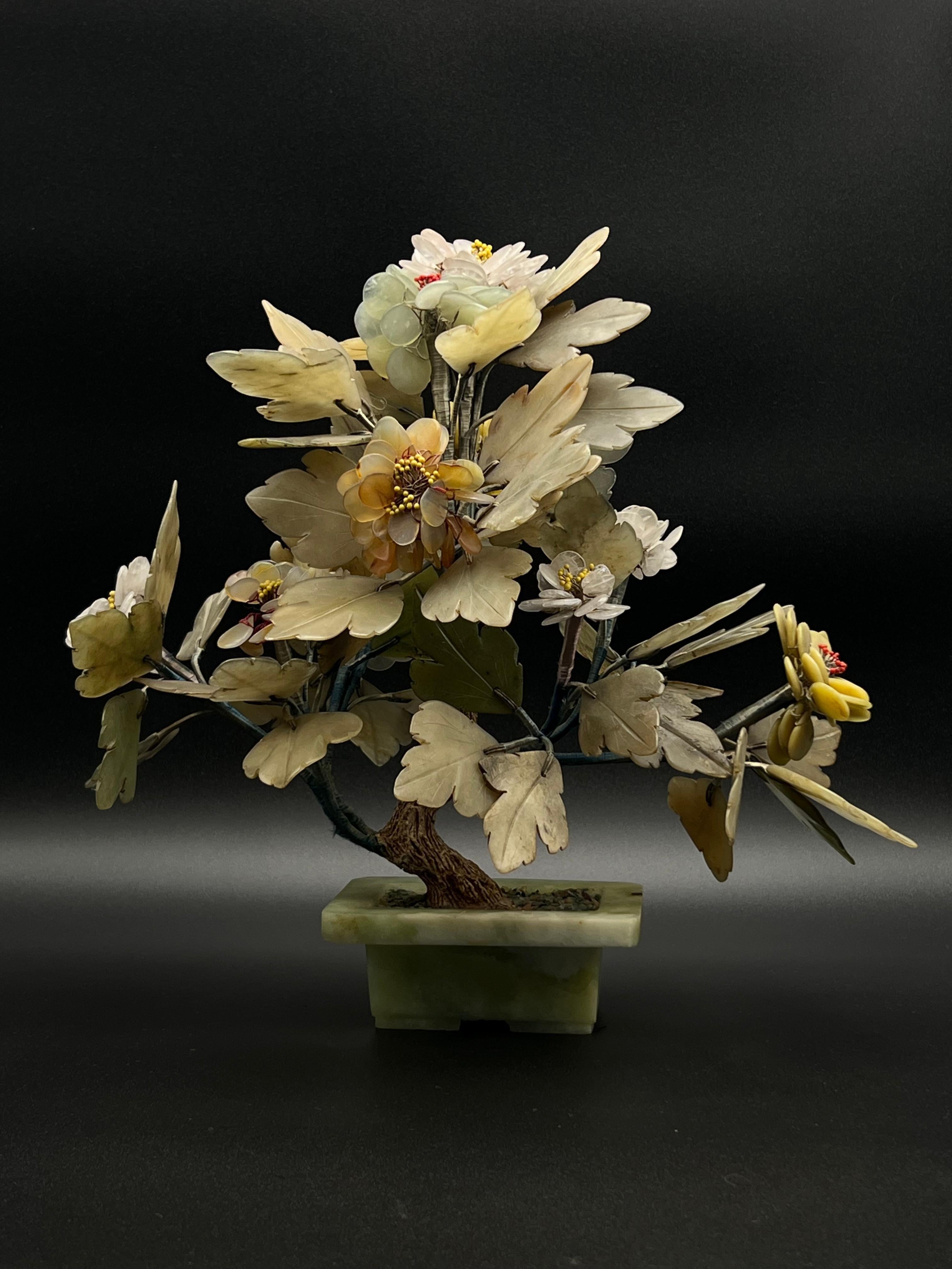 Uno de un par nº 2- Impresionante árbol/flor bonsái artesanal chino de jade blanco y verde/gris blanco y verde (para las hojas) y ágata/piedra dura (para las partes rosas y amarillas de las flores), con maceta de jade artesanal. De la primera mitad