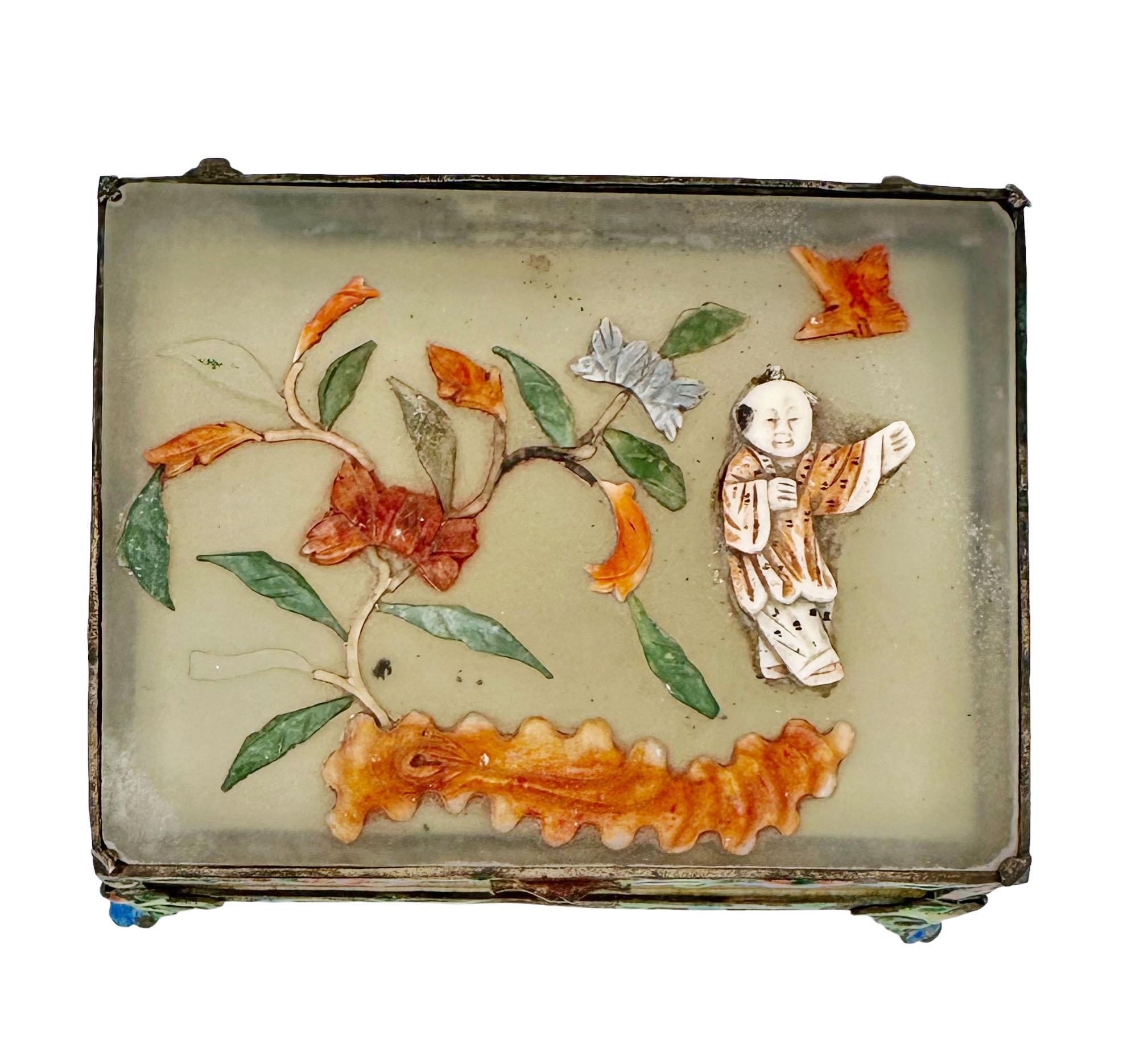 Una fabulosa caja de jade con adornos de piedras semipreciosas. Piedras en el molde del lateral y los pies En muy buen estado. El esmalte parece estar sobre latón Circa 1900s, China. 