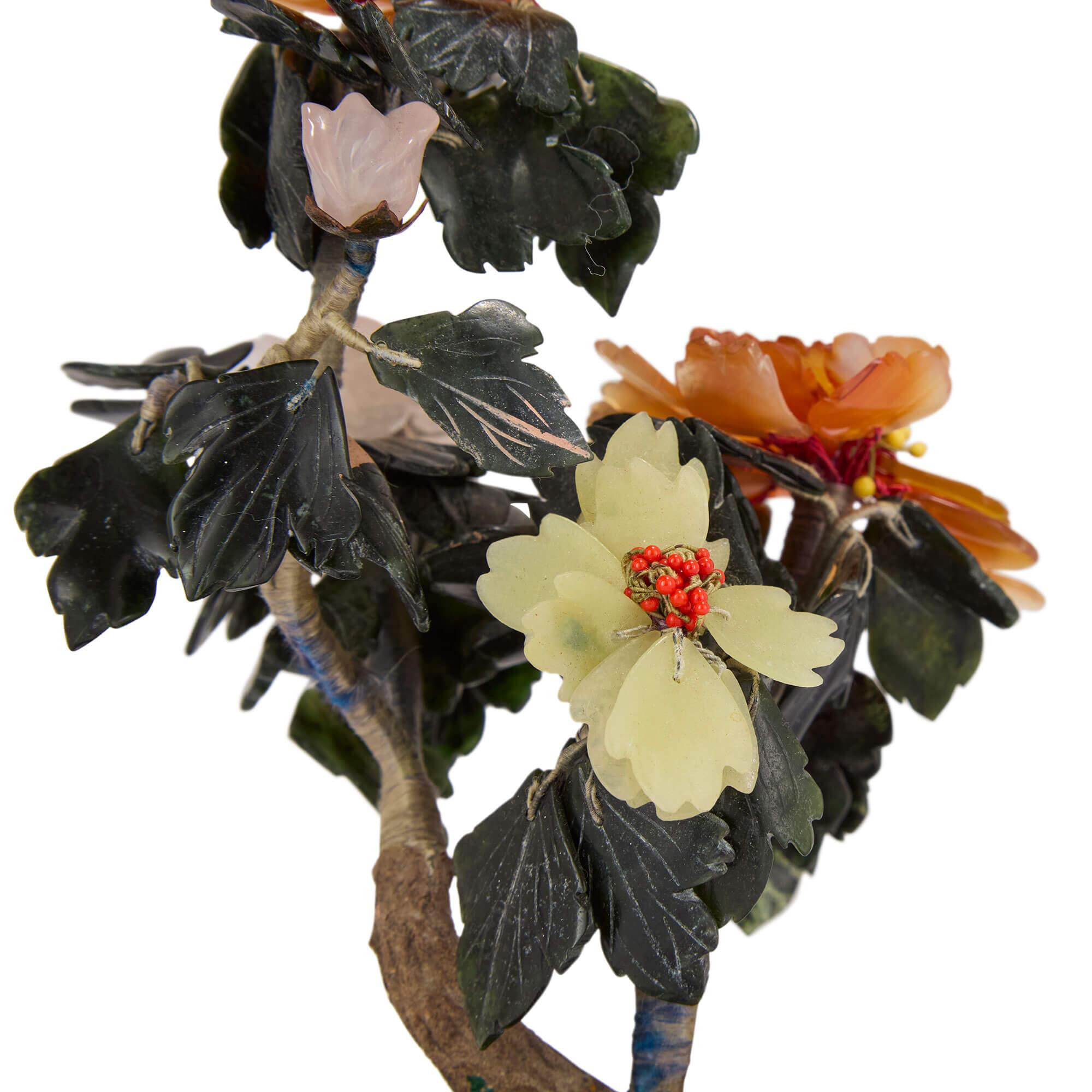 Sculpté Modèle de fleur en jade chinois, cornaline et quartz dans une jardinière en émail cloisonné en vente