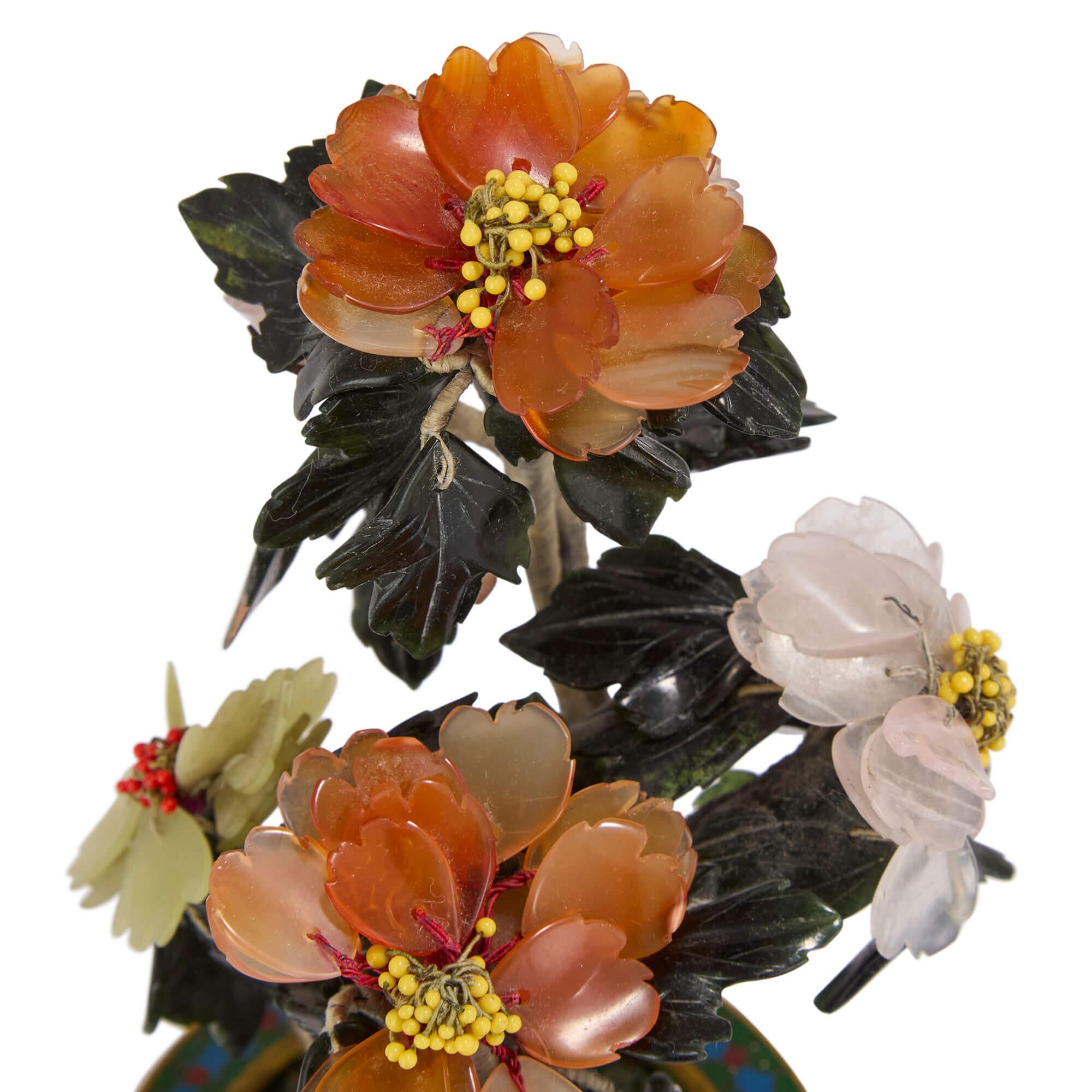 Modèle de fleur en jade chinois, cornaline et quartz dans une jardinière en émail cloisonné Bon état - En vente à London, GB