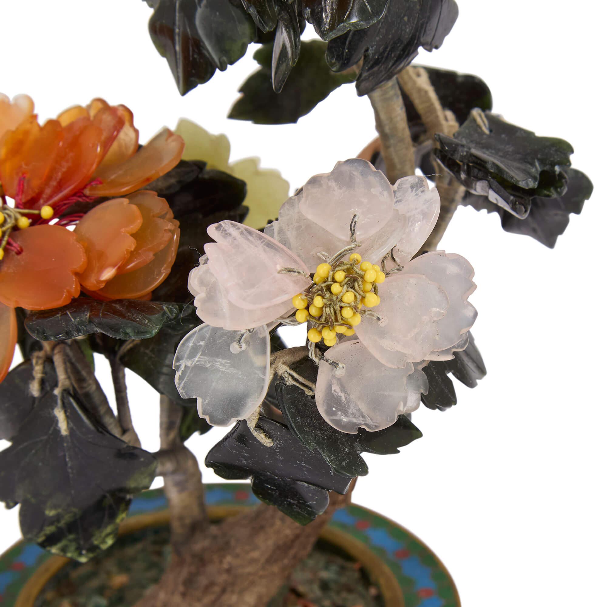 20ième siècle Modèle de fleur en jade chinois, cornaline et quartz dans une jardinière en émail cloisonné en vente