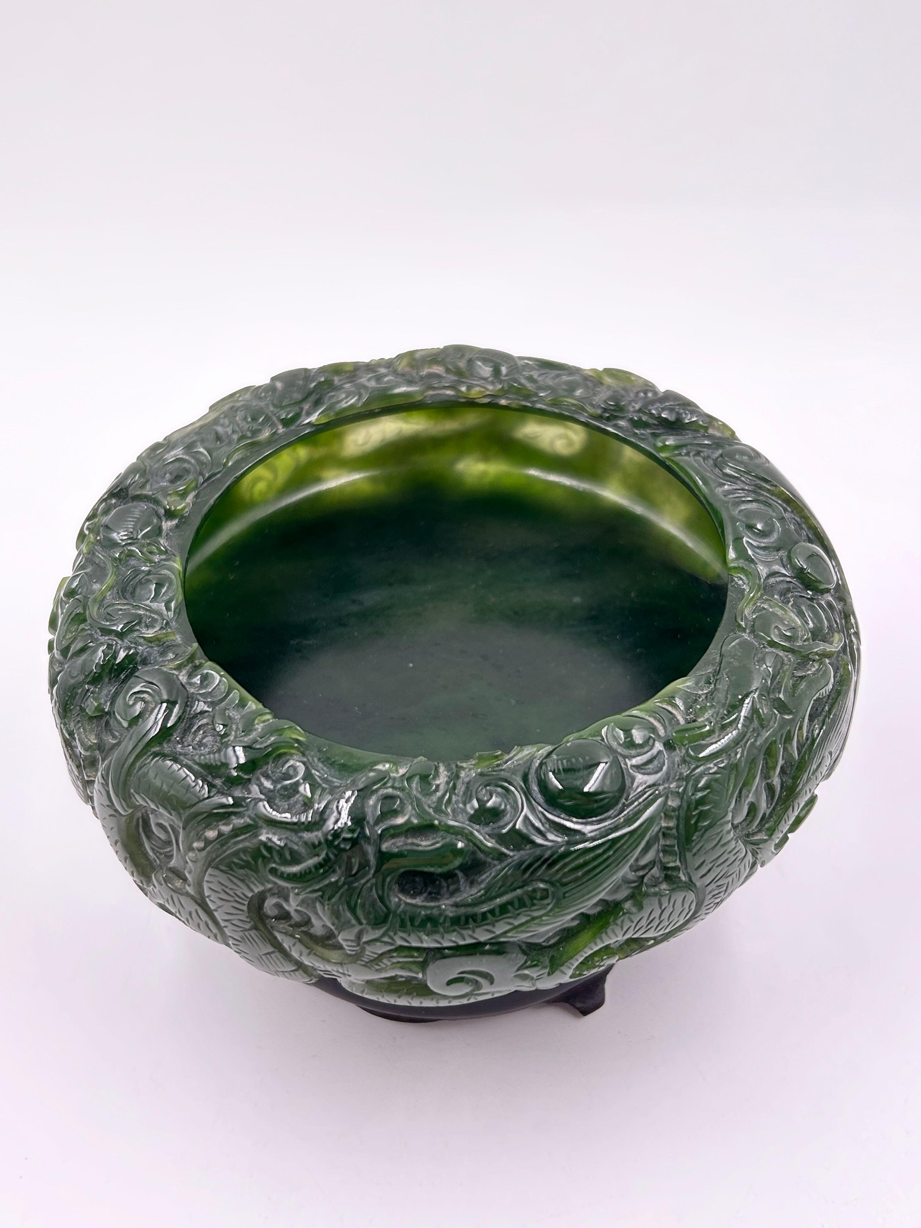 Autre Chinese Jade Carved Bowl from the Qing Dynasty en vente