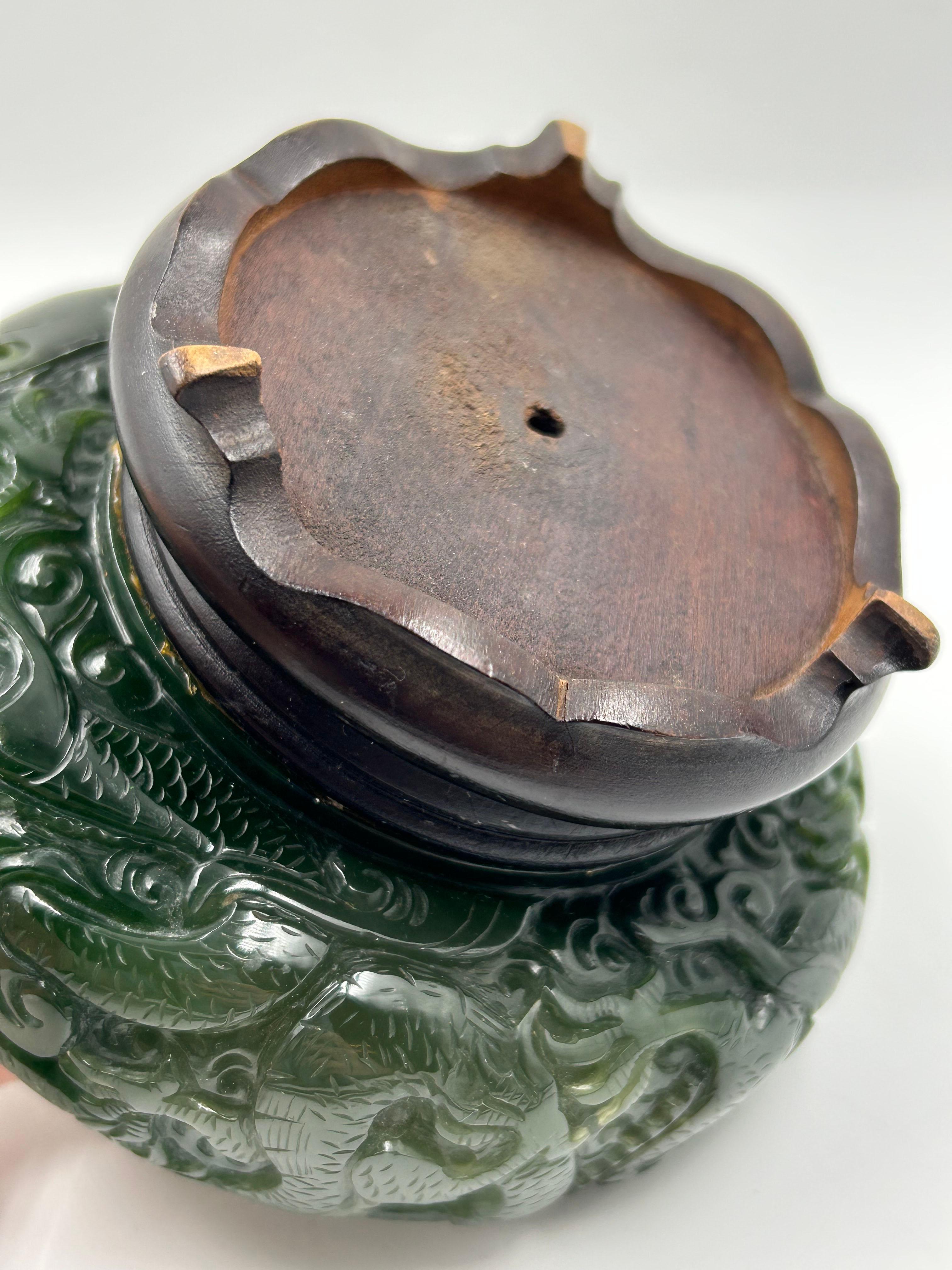 Chinois Chinese Jade Carved Bowl from the Qing Dynasty en vente