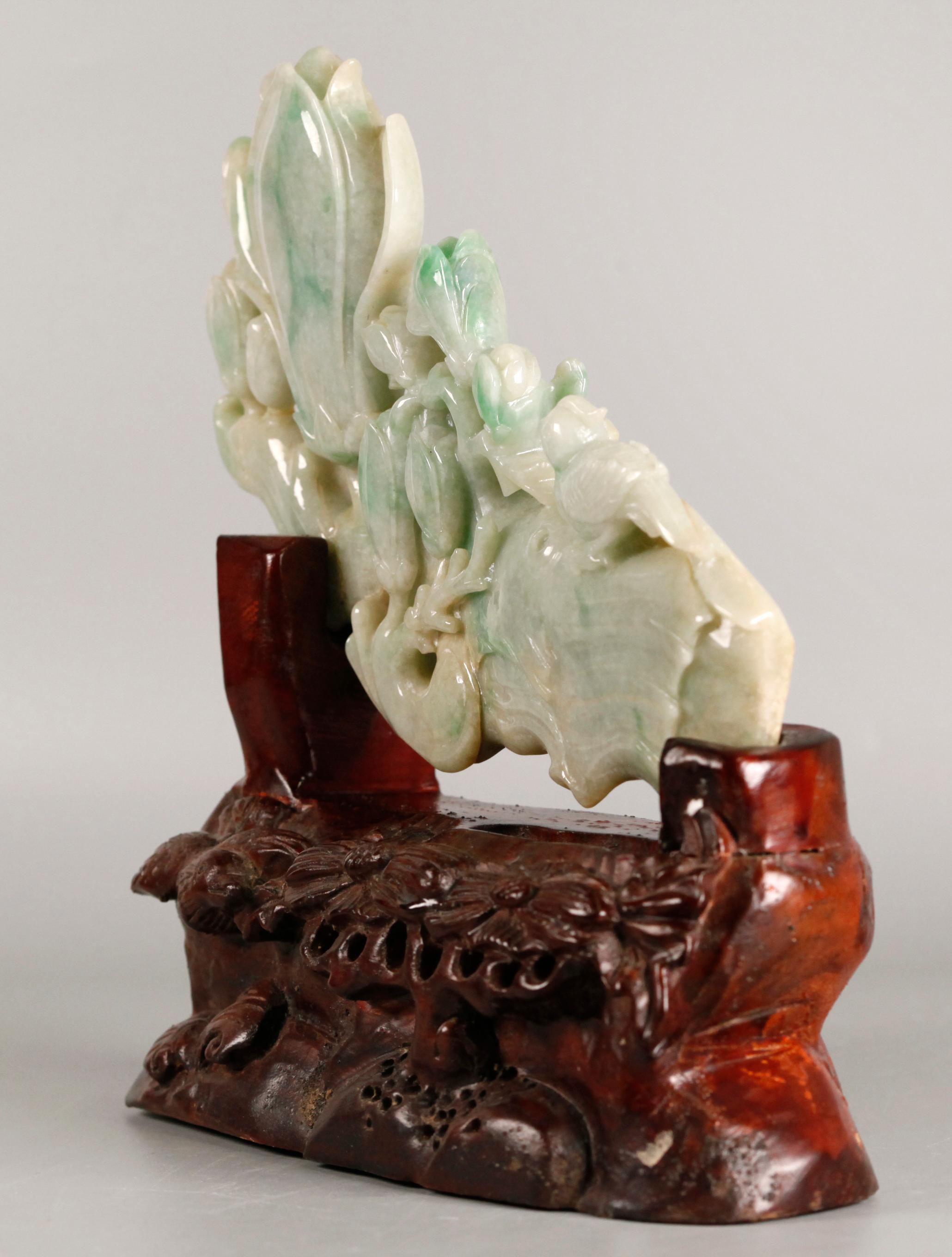 Chinese jade carving of a branch of flowers In Good Condition For Sale In New York, NY