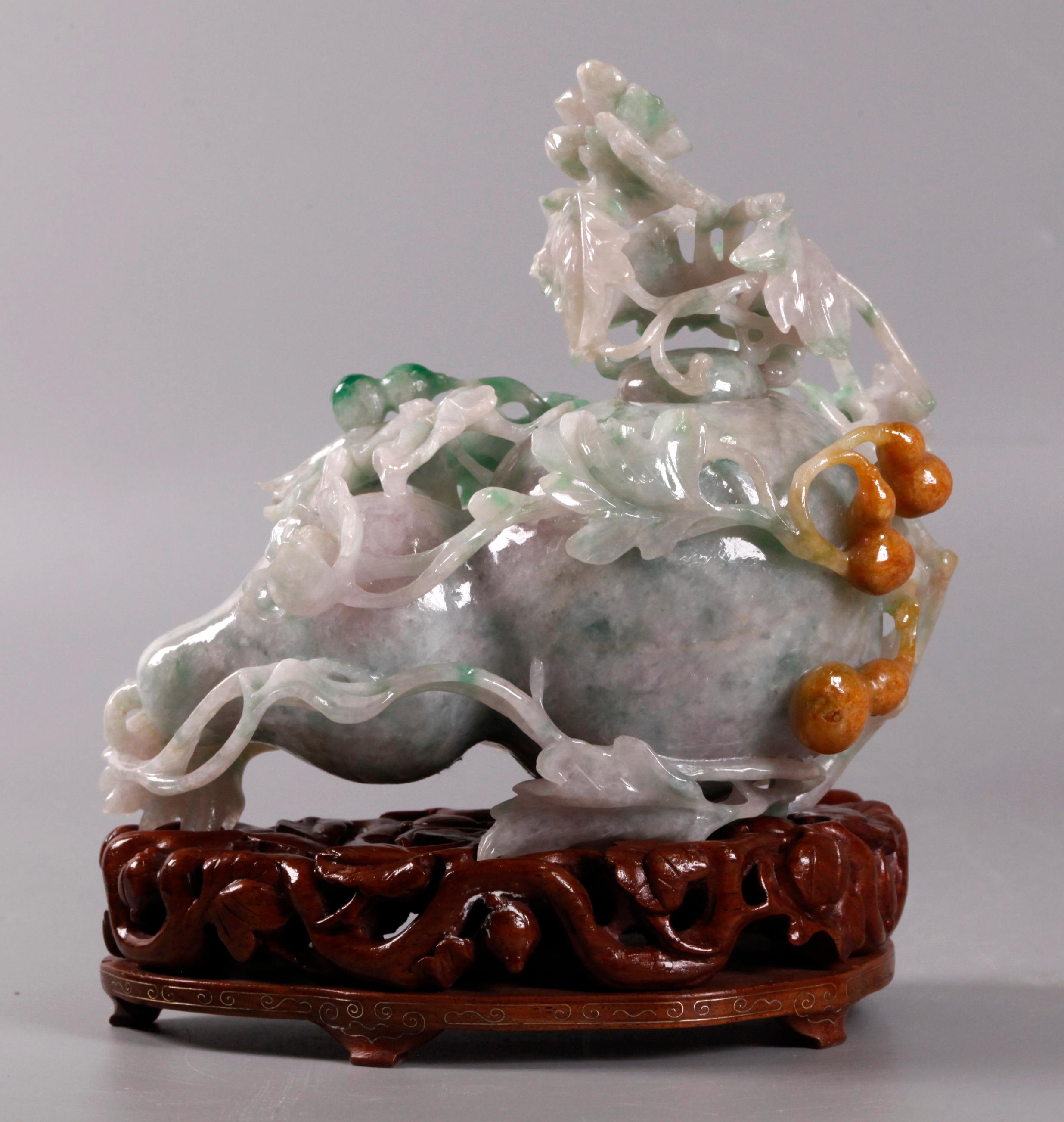 jade avec des tons vert pomme et rouille ; sculpture de jade sur une base en bois ajustée ; mesures de la sculpture de jade uniquement :  5.5in(H) x 6in(W) x 4in(D) ;  dimensions totales avec la base en bois : 7in(H) x 6in(L)