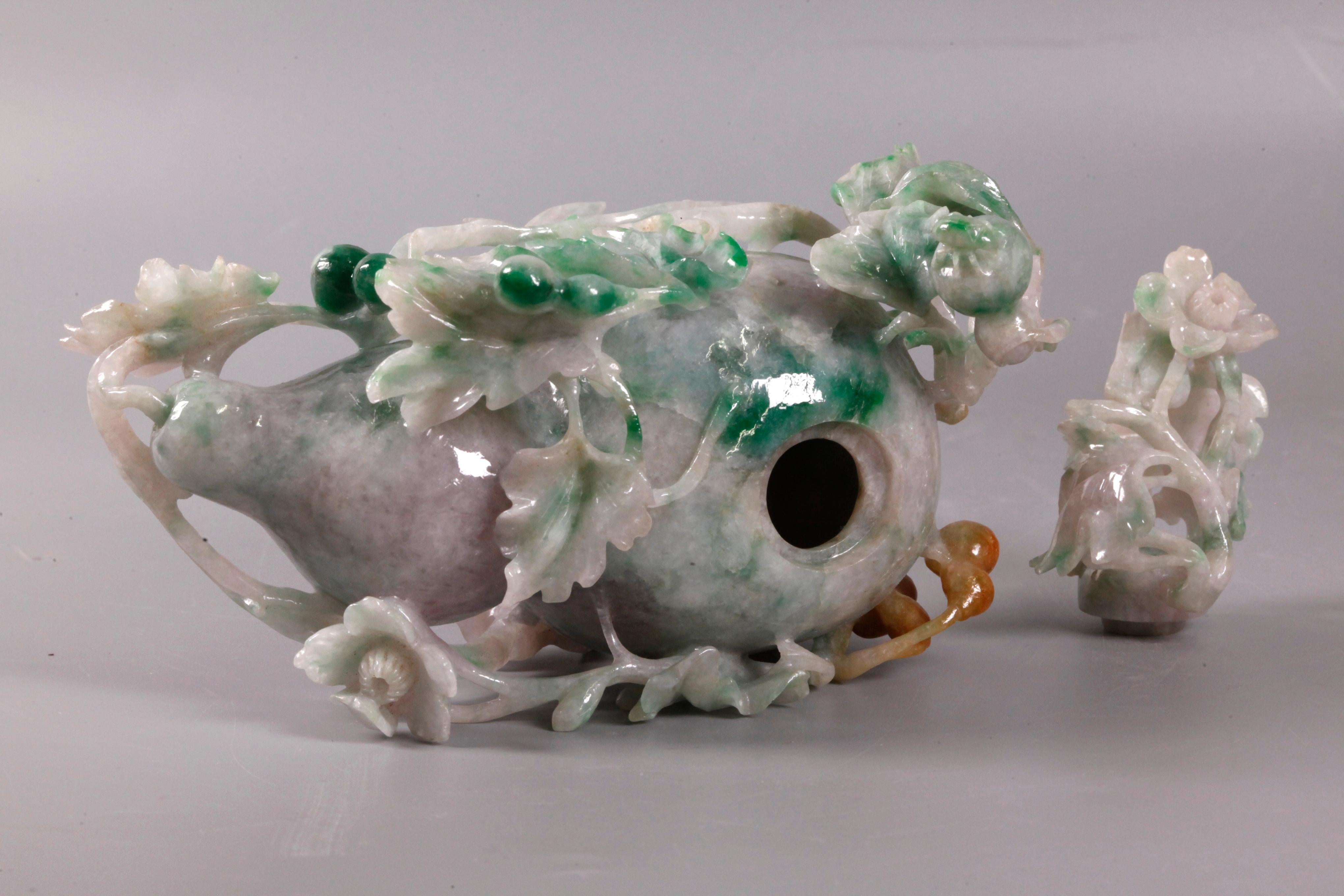 Chinois Sculpture chinoise en jade d'une jarre à couvercle en forme de double gourde en vente