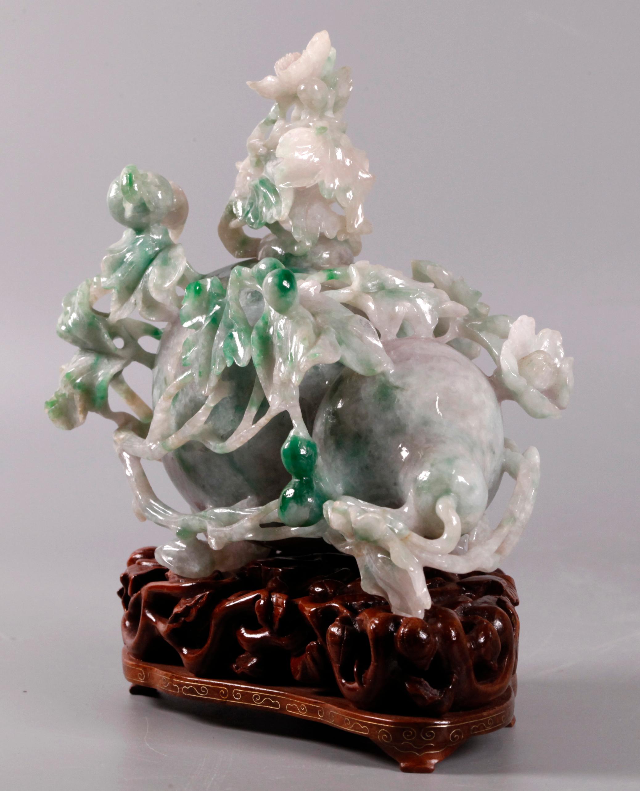 Sculpture chinoise en jade d'une jarre à couvercle en forme de double gourde Bon état - En vente à New York, NY