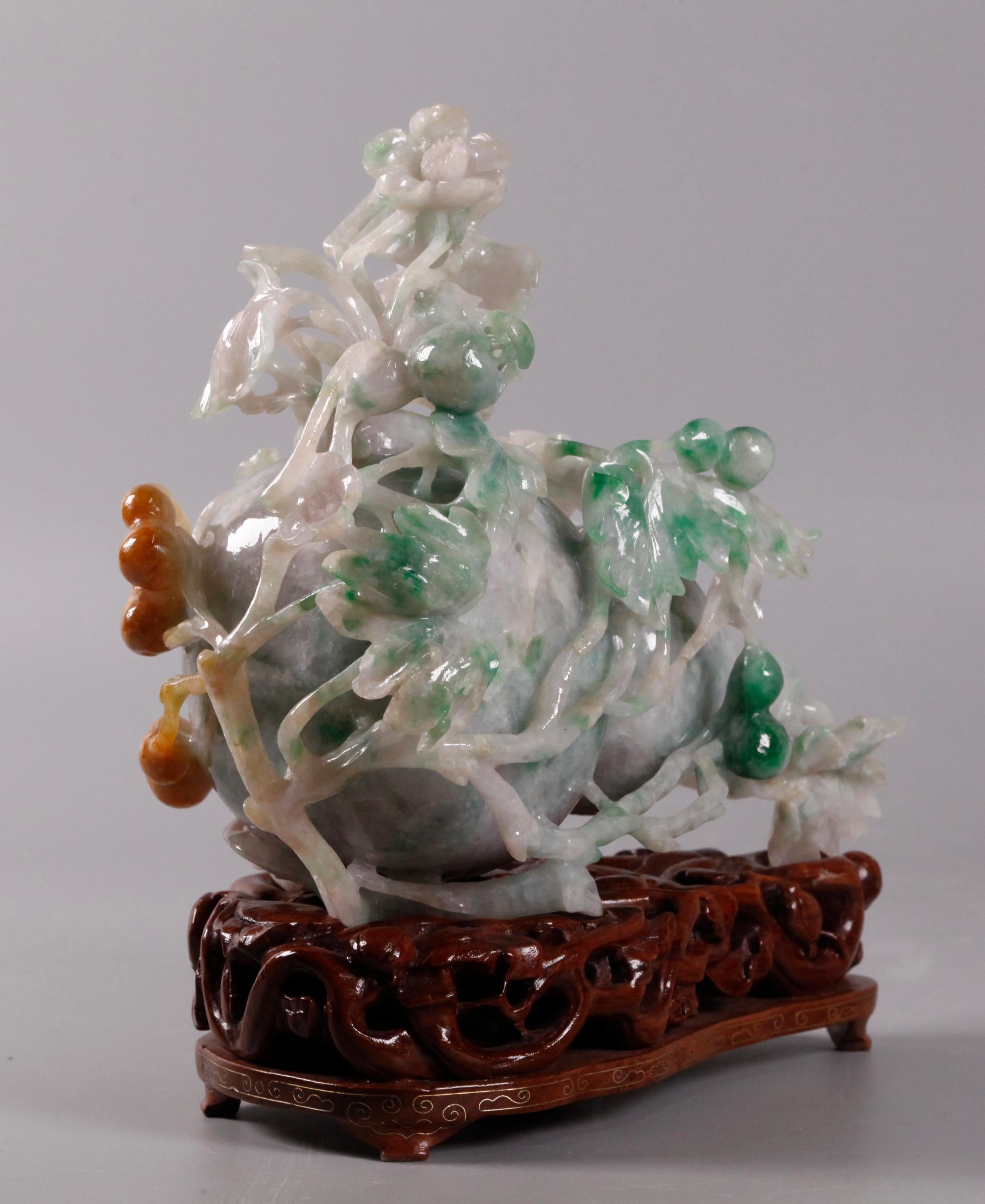 20ième siècle Sculpture chinoise en jade d'une jarre à couvercle en forme de double gourde en vente