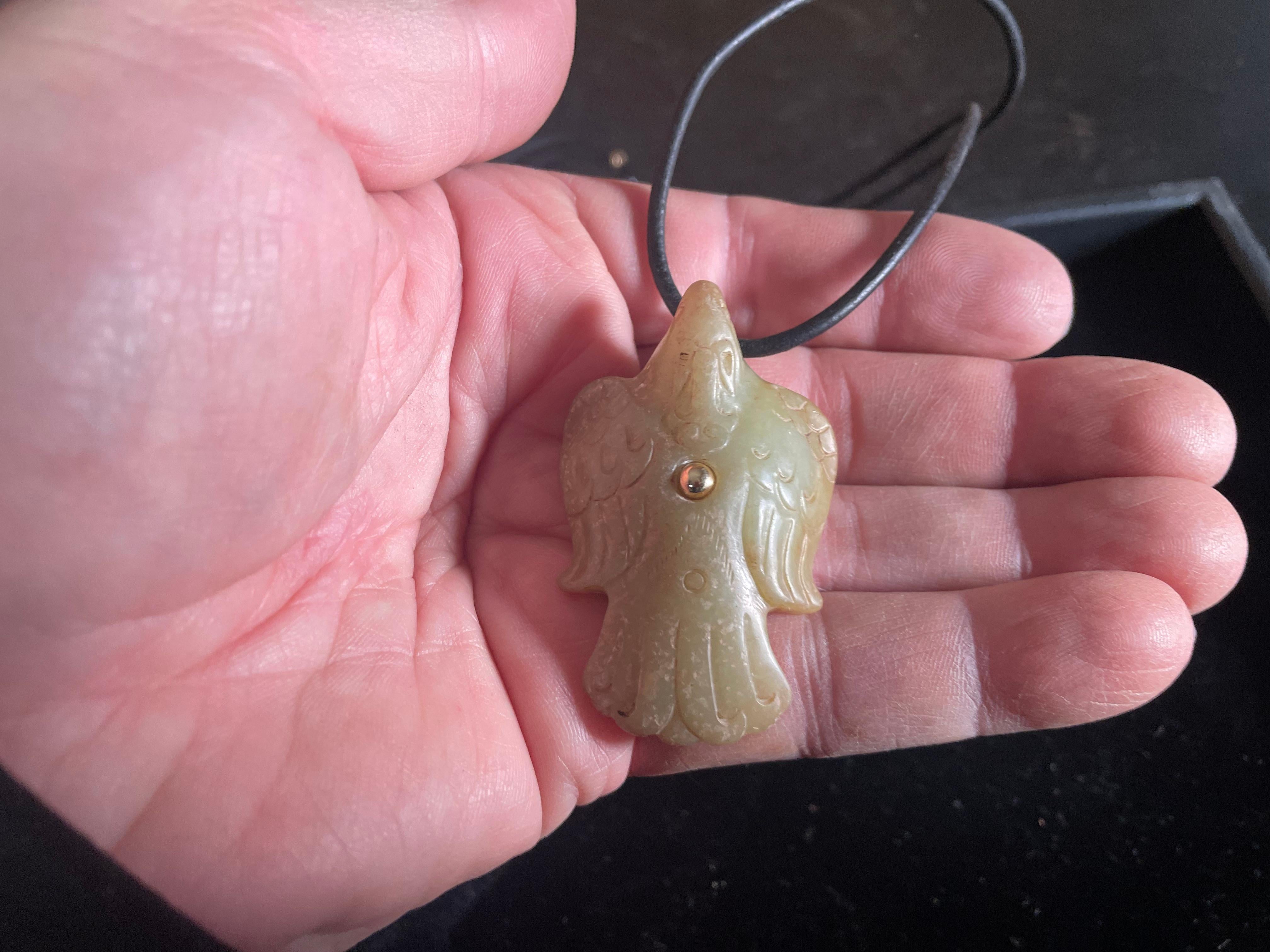Collier amulette en jade chinois Aigle Oiseau en or 18 carats en vente 2
