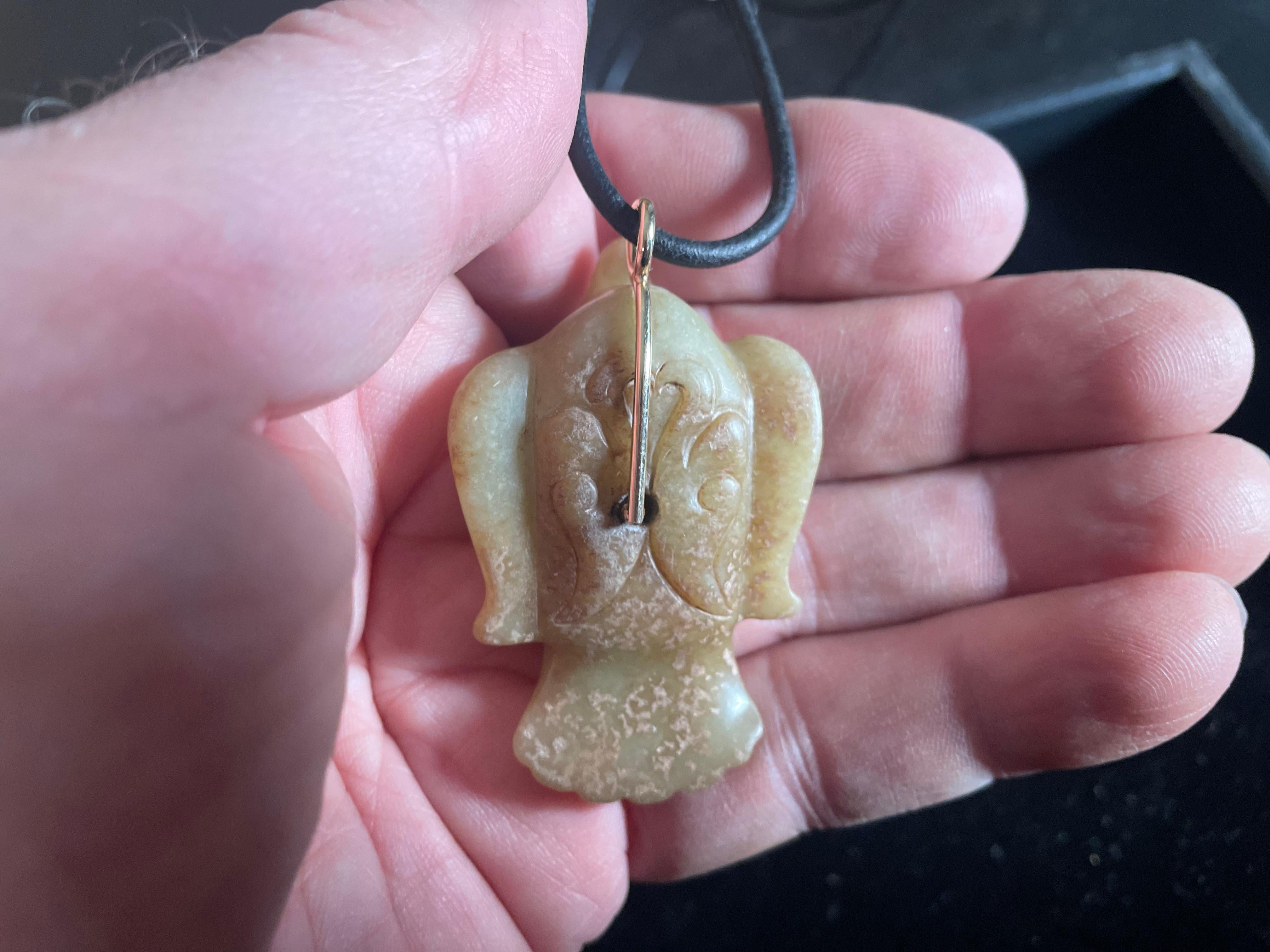 Collier amulette en jade chinois Aigle Oiseau en or 18 carats en vente 3