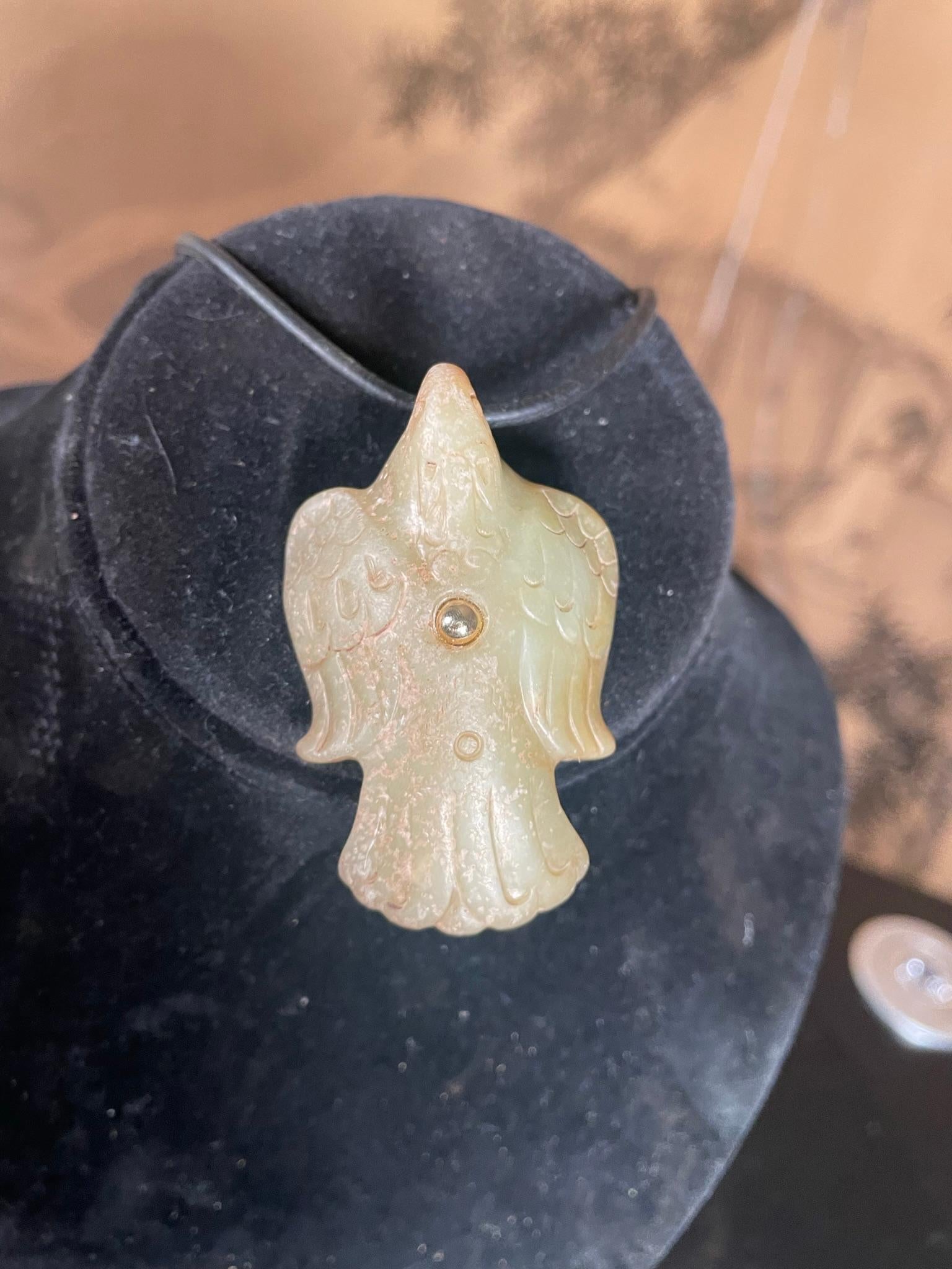 Qing Collier amulette en jade chinois Aigle Oiseau en or 18 carats en vente
