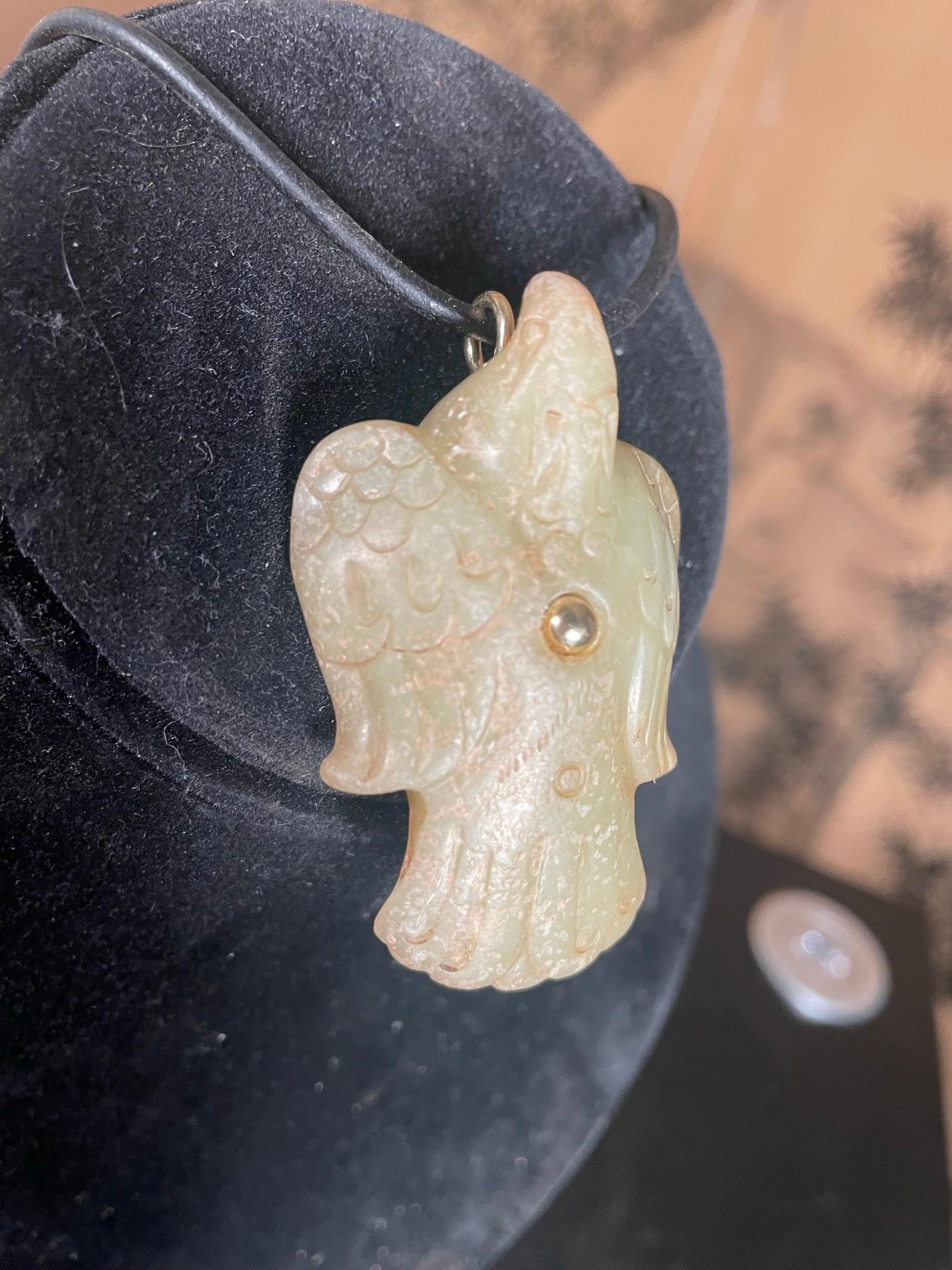Chinois Collier amulette en jade chinois Aigle Oiseau en or 18 carats en vente