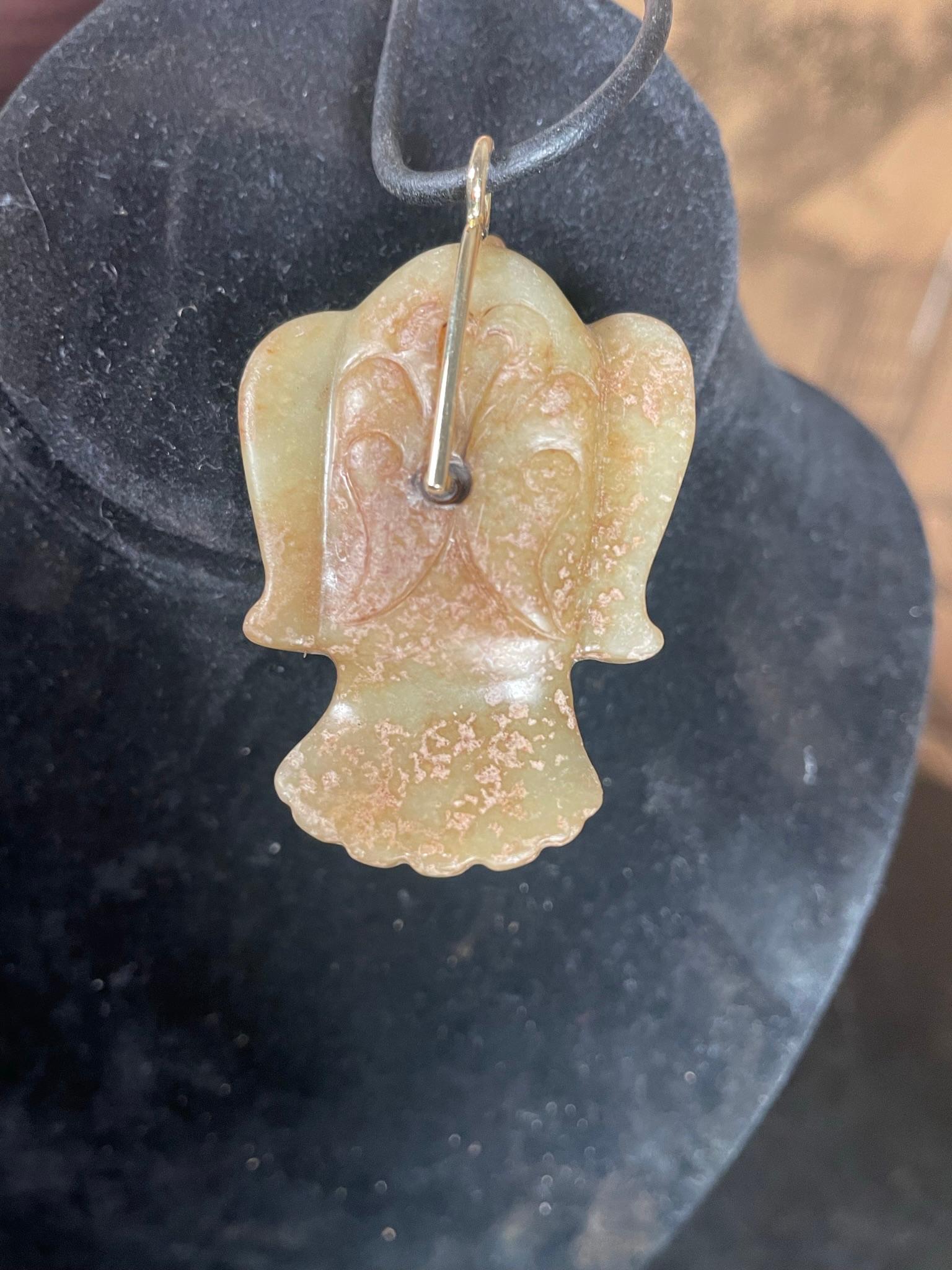 Collier amulette en jade chinois Aigle Oiseau en or 18 carats Bon état - En vente à South Burlington, VT