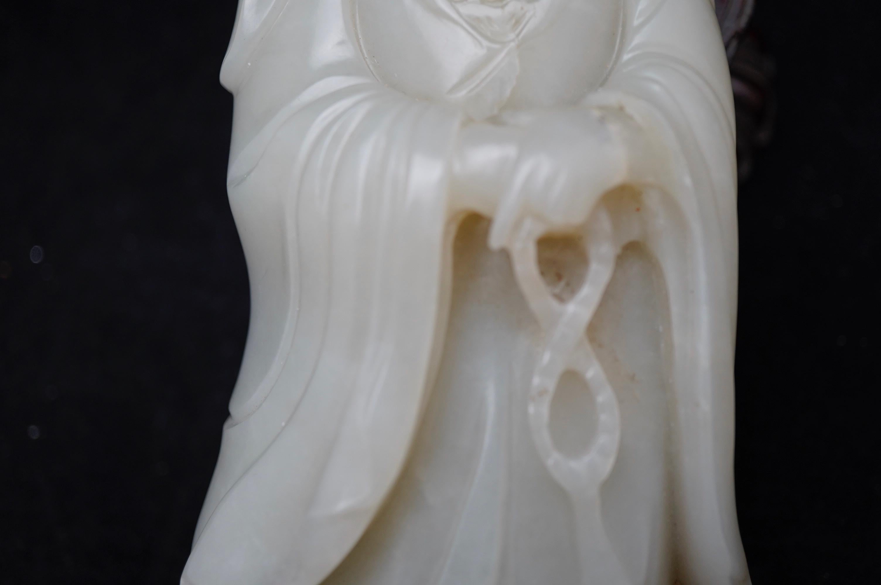 Sculpture de guanyin en jade chinois de la dynastie Qing. Détails très fins partout, y compris sur le visage, les mains et les grains de prière. La figurine repose sur un support en bois finement sculpté d'une hauteur de 7/8