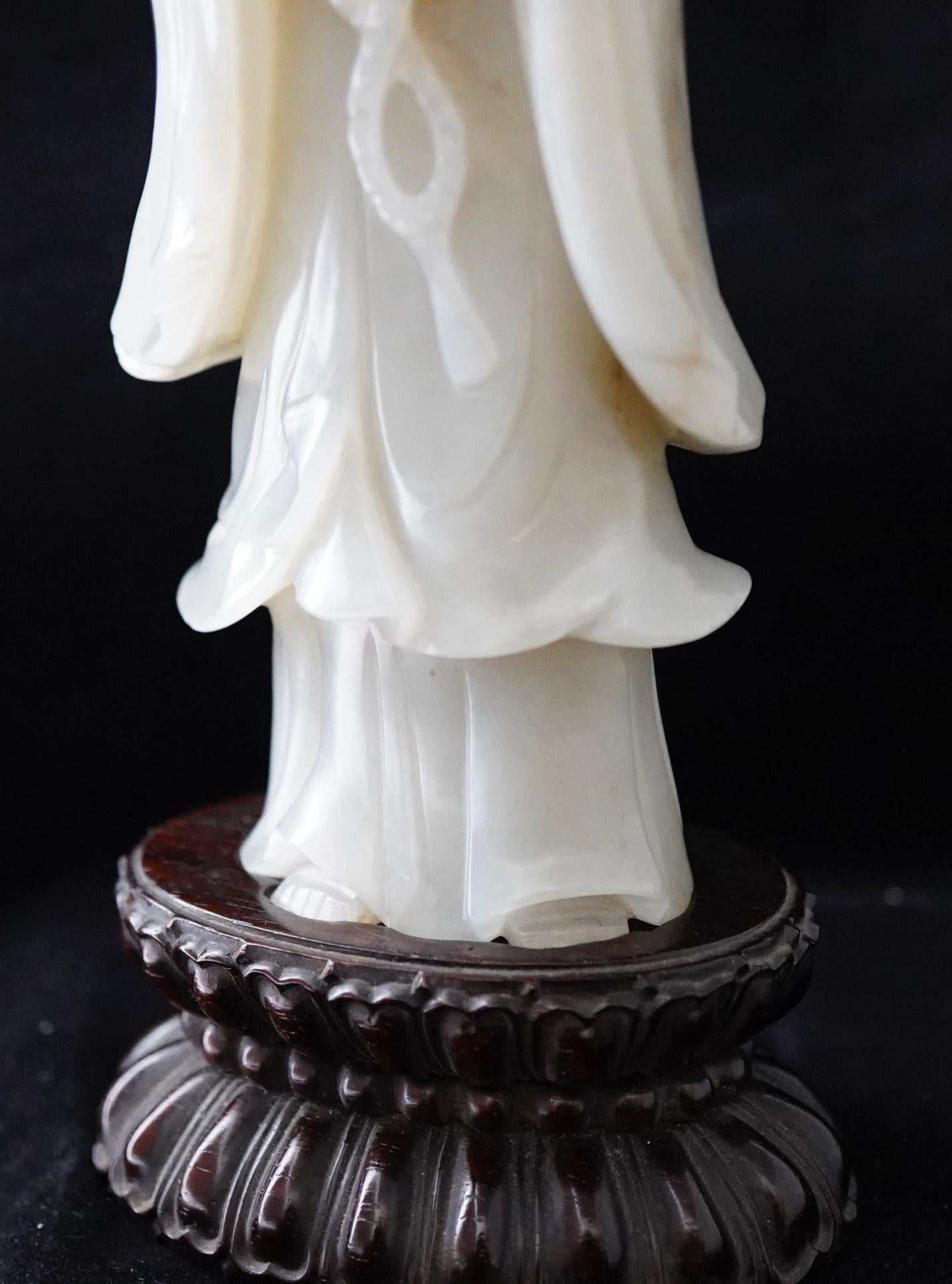 Jade chinois finement  Guanyin, début du 19e siècle Excellent état - En vente à Sarasota, FL