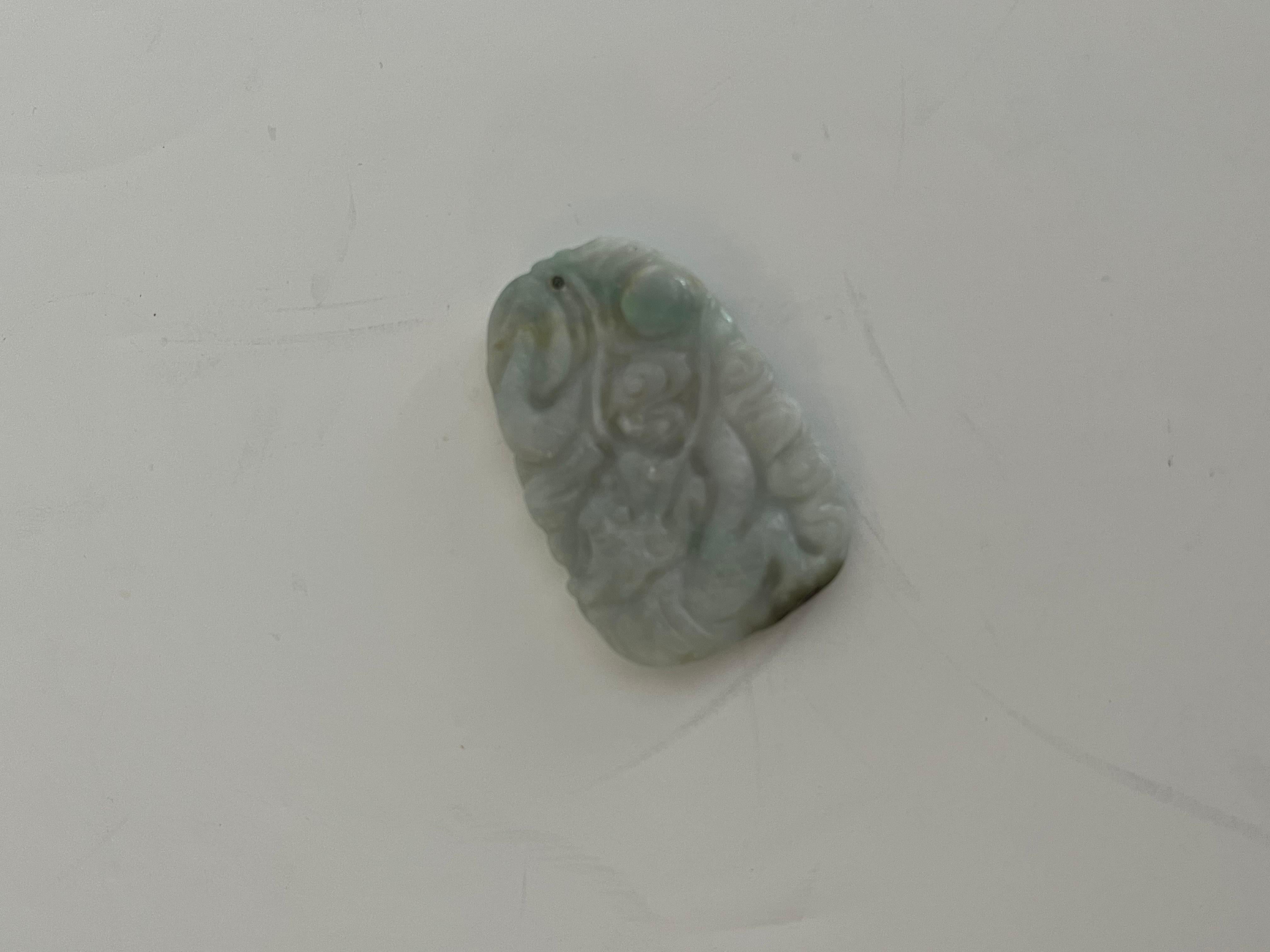 Pendentif chinois en jade, jadéite et néphrite finement sculpté à la main, 19e siècle Qing en vente 5