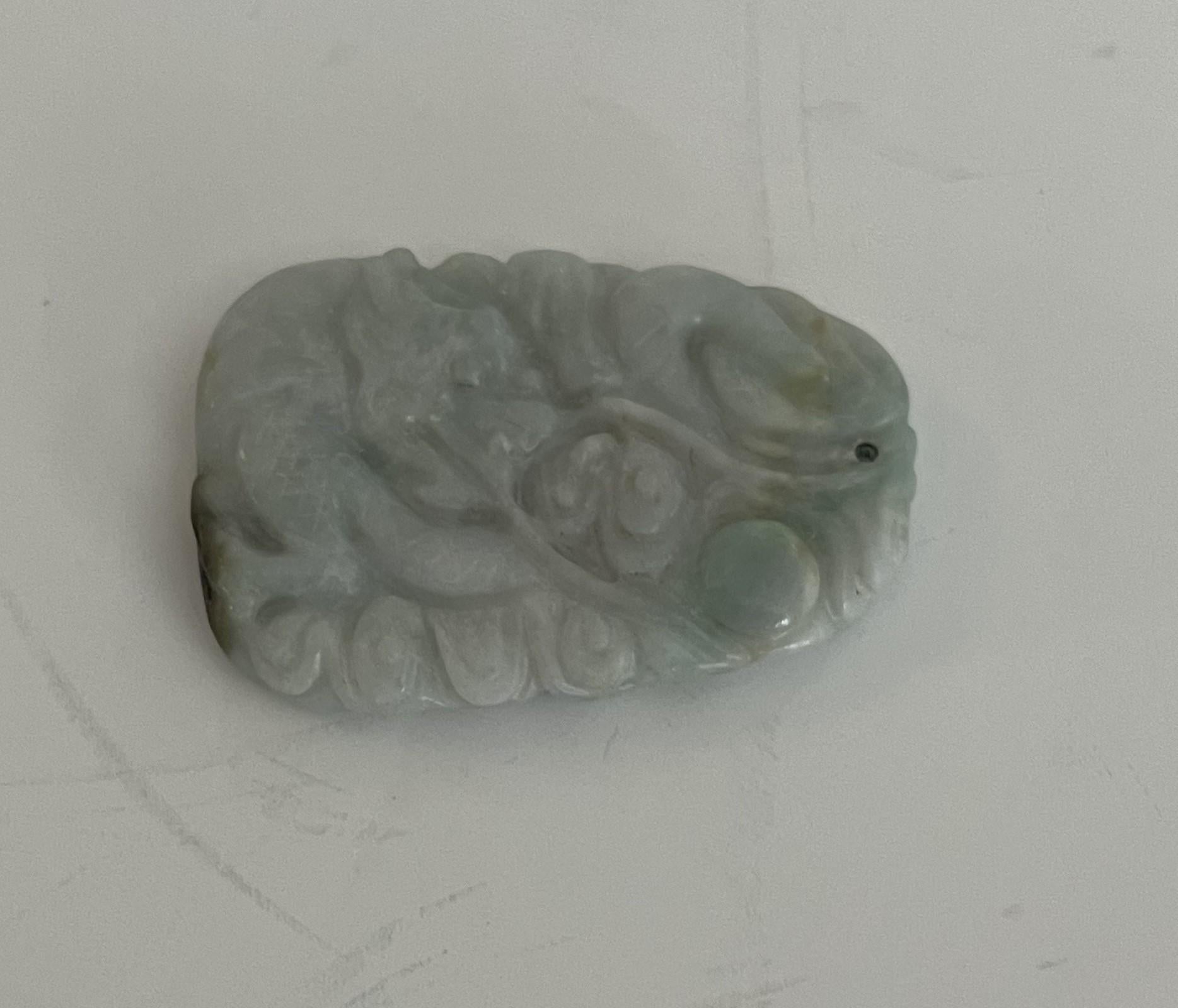 Chinesischer fein handgeschnitzter Drachenanhänger aus Jade, Jadeit / Nephrit, 19. Jahrhundert, Qing (Handgeschnitzt) im Angebot