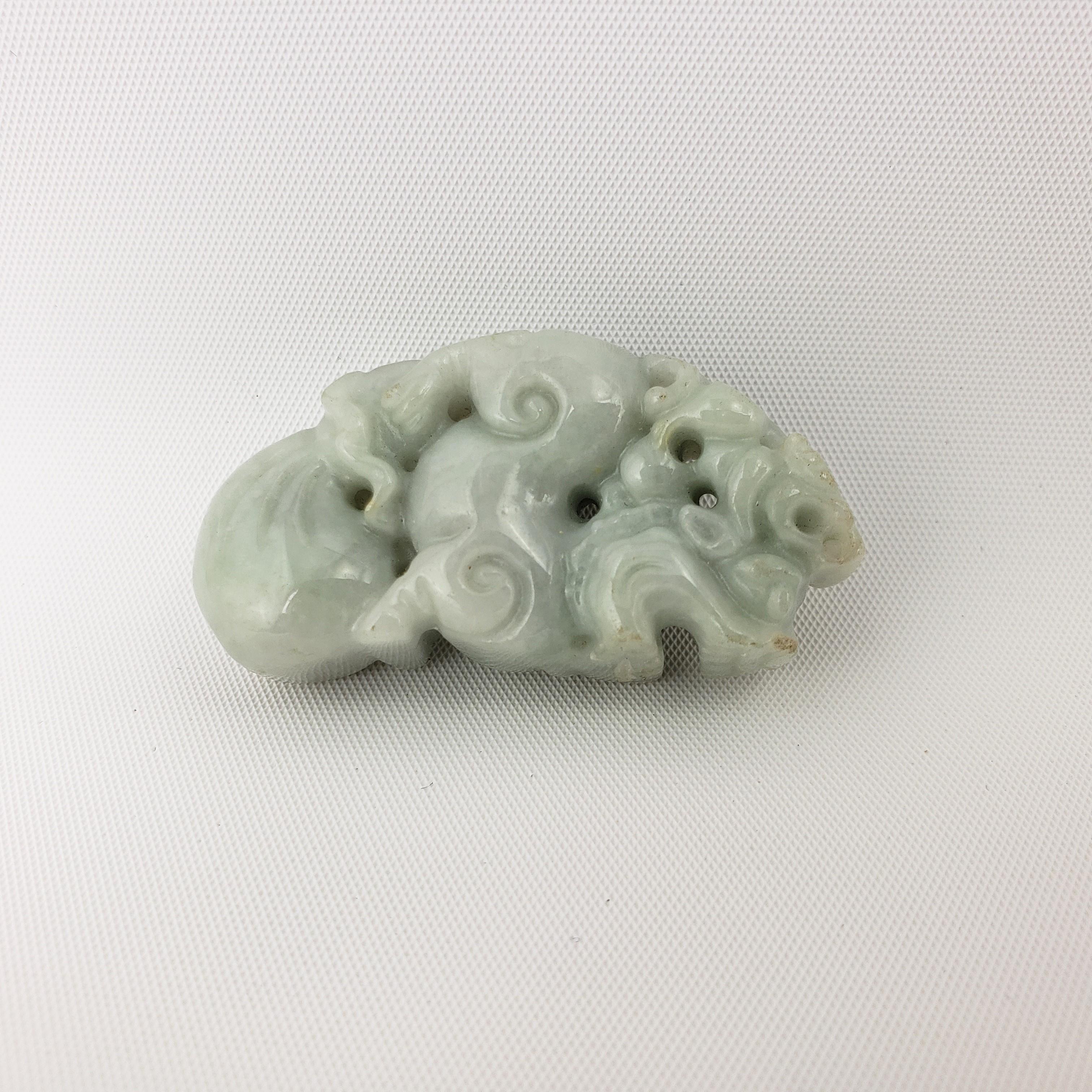 Pendentif en jade joliment sculpté. Poids : 29,13 grammes.
Bijoux / Collier.