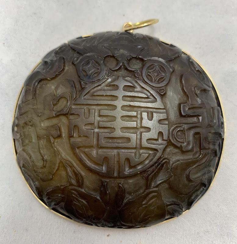 Magnifique pendentif en jade chinois antique des années 1950, sculpté à la main, avec une monture en or. 

La pierre de jade symbolise l'équilibre dans le feng shui (风水 fēng shuǐ) et est Revere pour ses propriétés curatives, équilibrant les