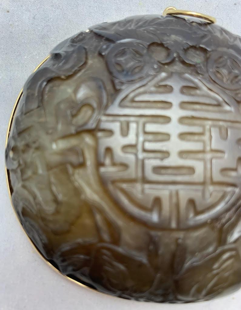 Taille ronde Médaillon pendentif chinois en jade avec monture en or en vente