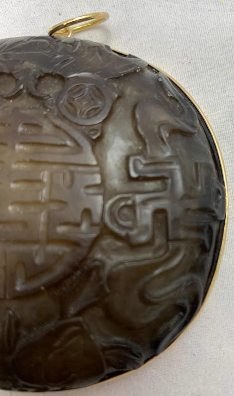 Médaillon pendentif chinois en jade avec monture en or Bon état - En vente à Point Richmond, CA