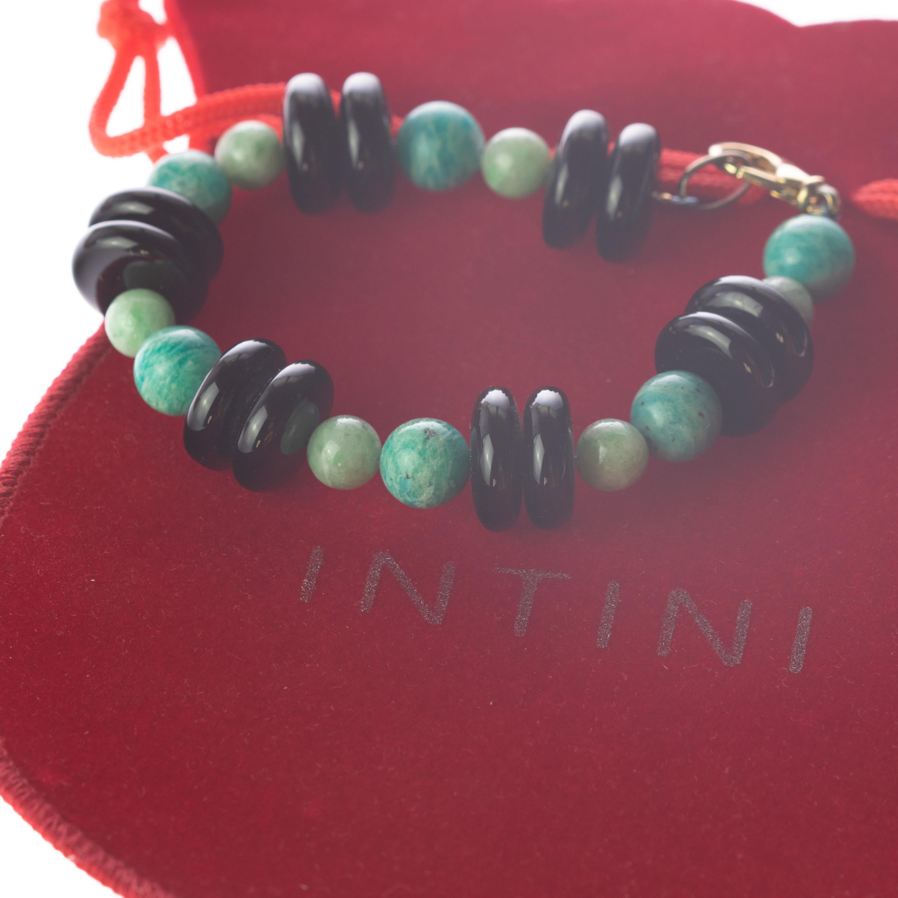 Chinese Jade Serpentine and Amazonite bracelet full of design. A modern and delicate style for a young and fearless woman. Delight yourself with a luminous handmade jewelry. Natural precious stones beads with a silver closure. The perfect complement