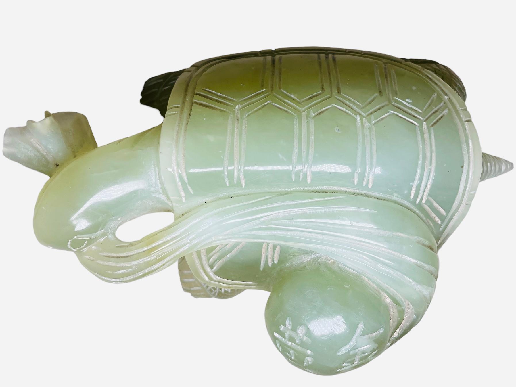 Scultura/figura di tartaruga cinese in giada con supporto in vendita 3